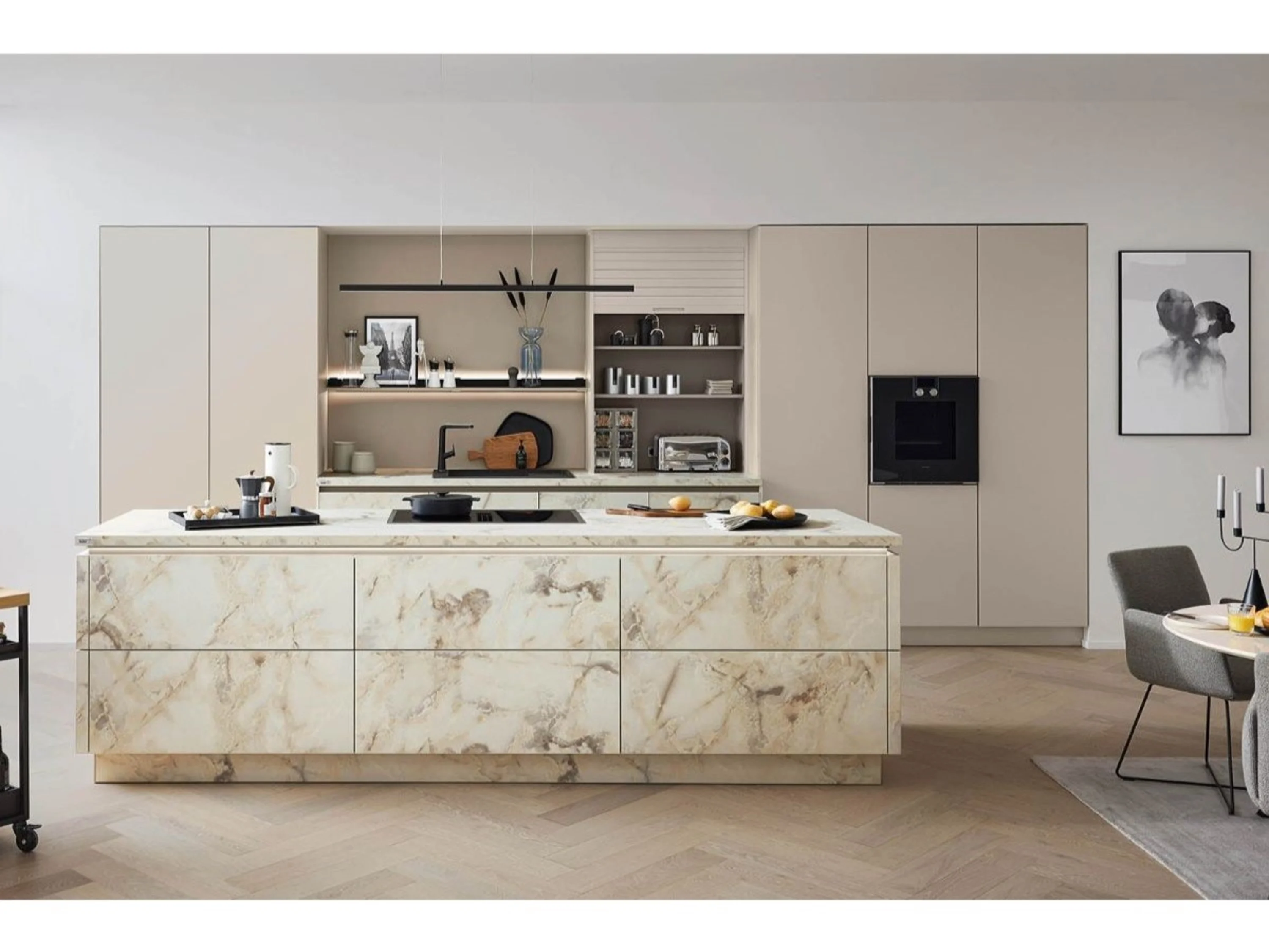 Küche mit einer Marmorinsel und einer Marmorinsel