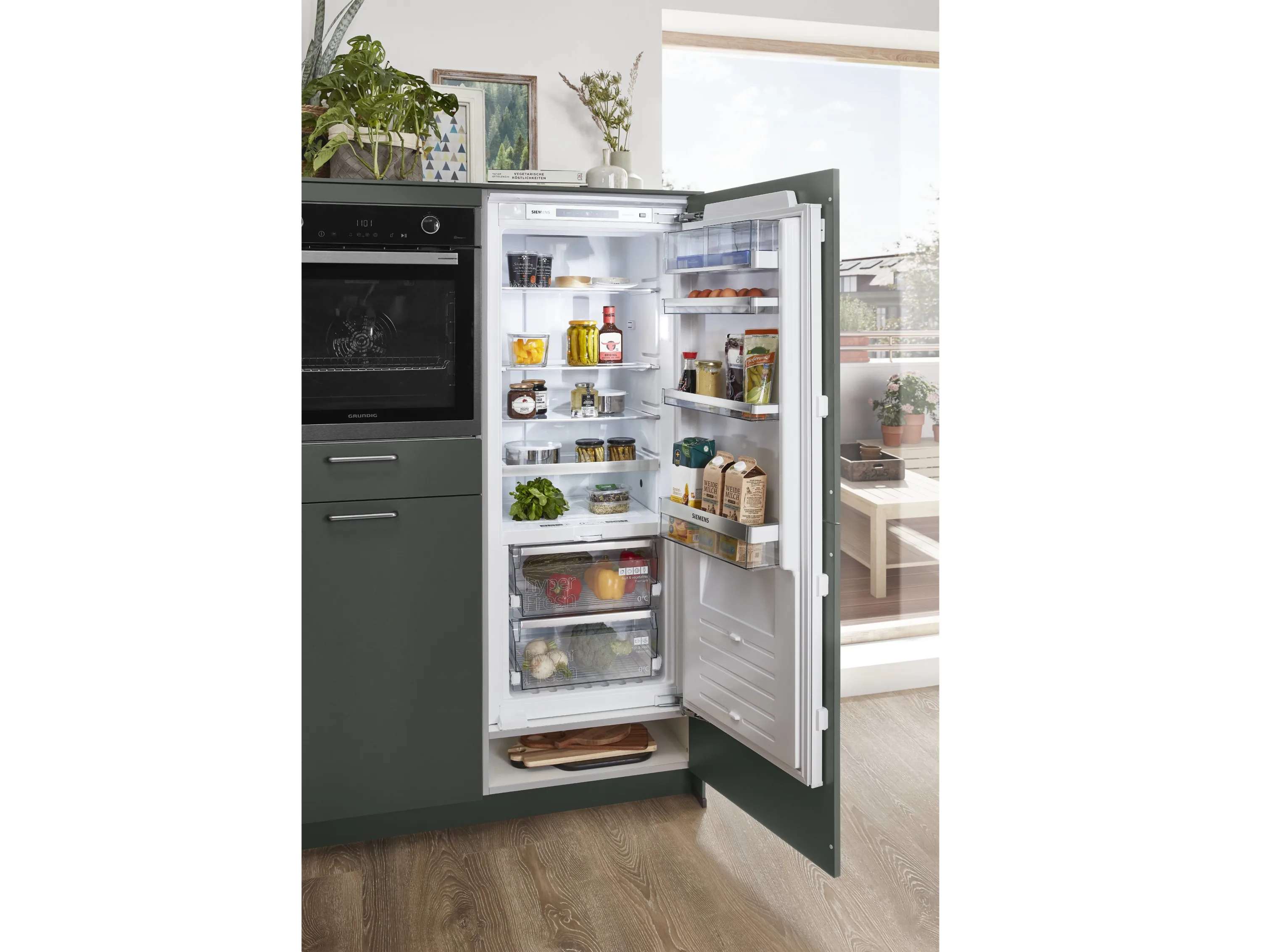 Einen Kühlschrank mit geöffneter Tür und geöffneter Tür