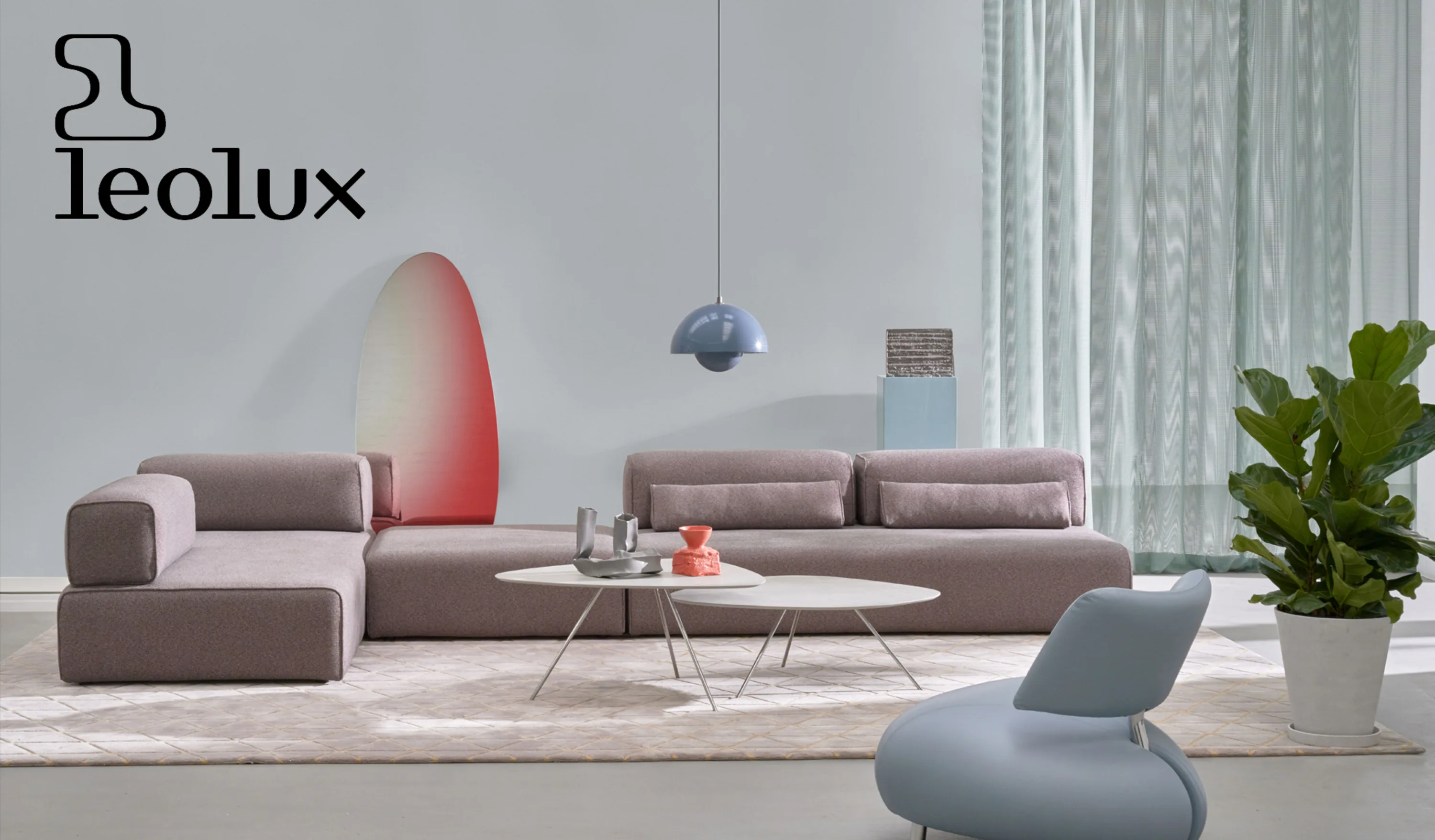 Wohnzimmer mit Couch, Stuhl und Tisch