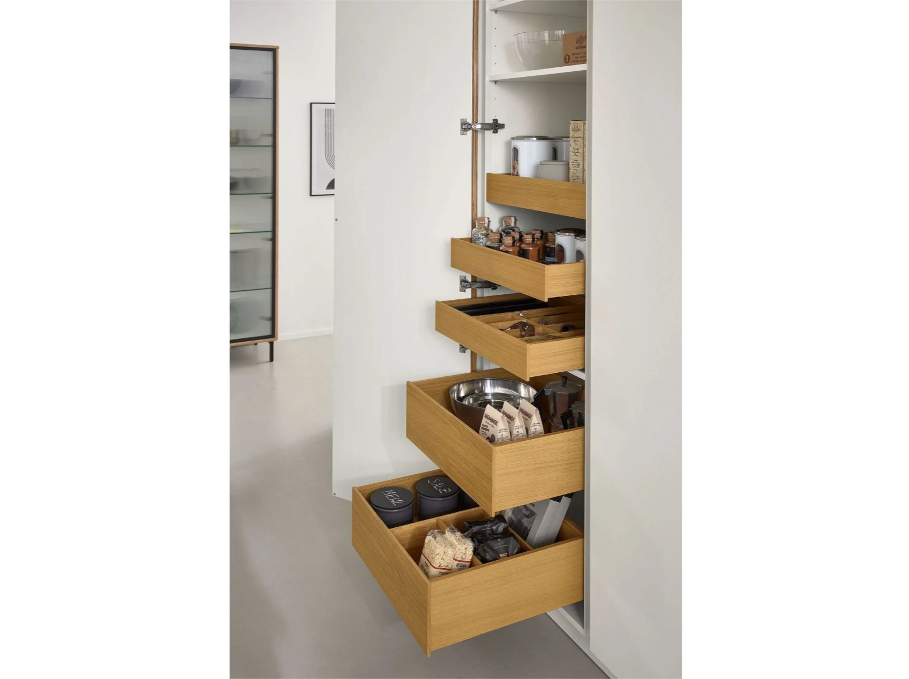 Holzschrank mit Schubladen und einem Spiegel