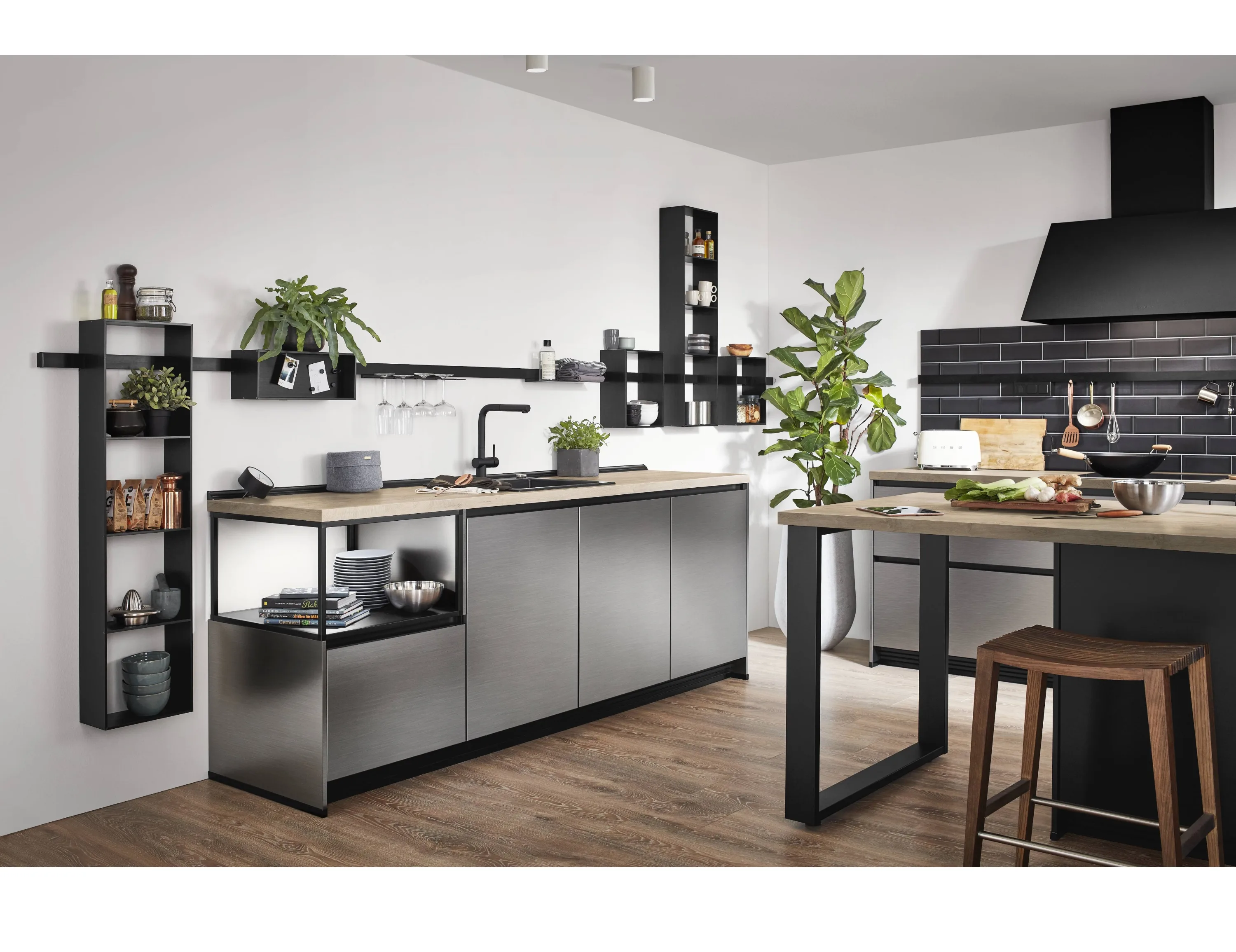 Küche mit schwarzen Schränken und einer Holztheke