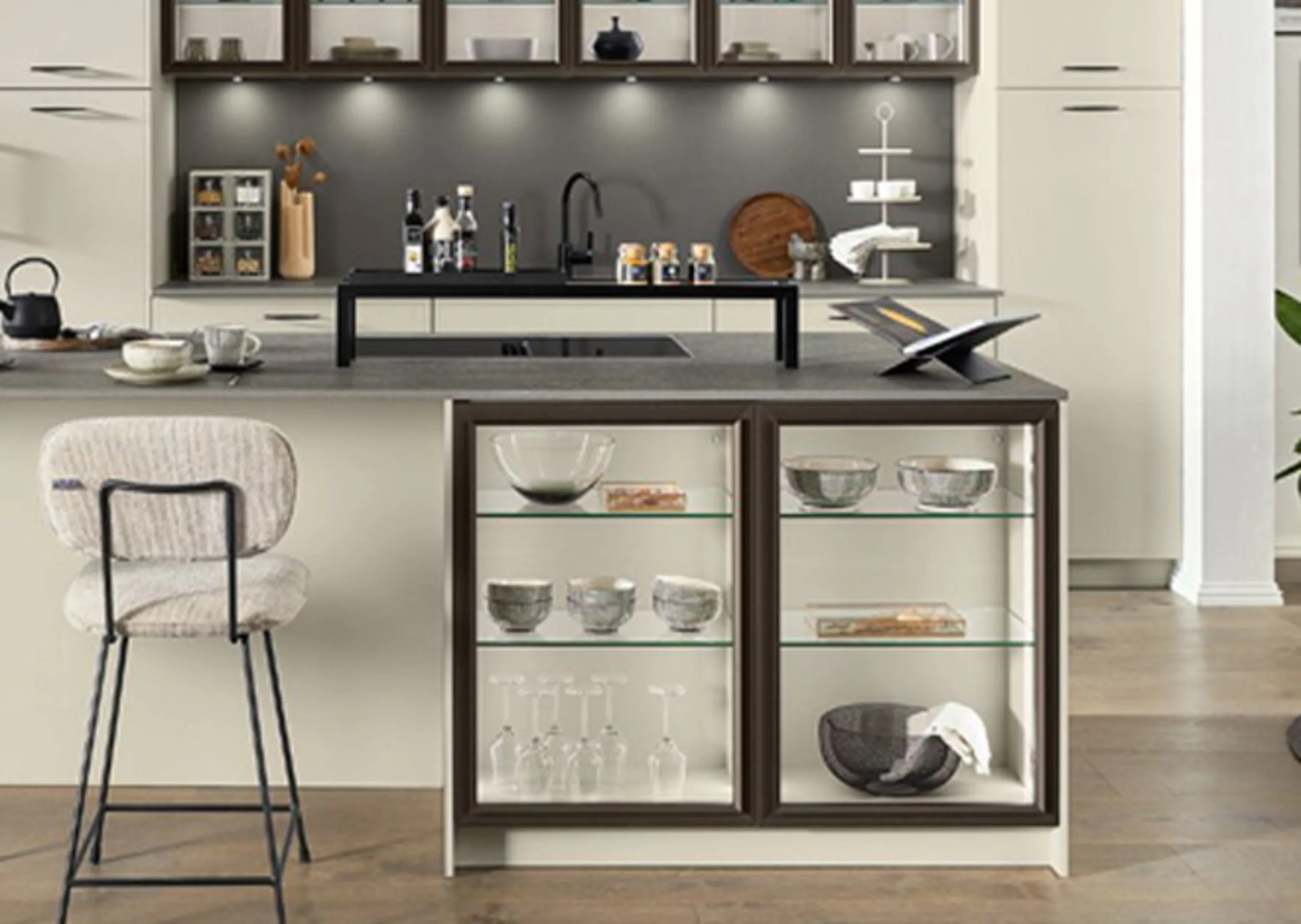 Küche mit Bar und Stühlen