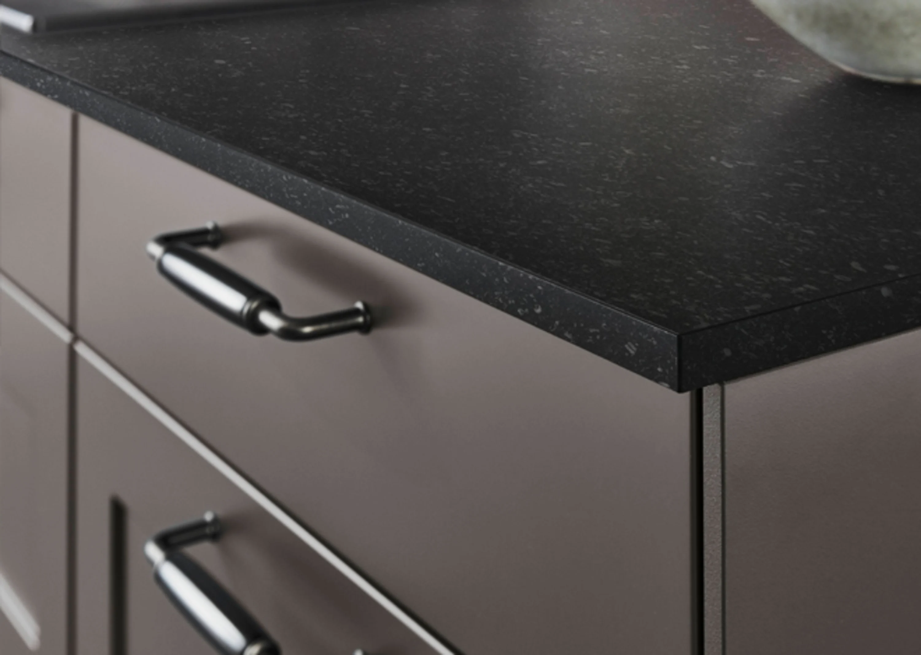 Schwarze Thekenplatte mit einer Schale darauf