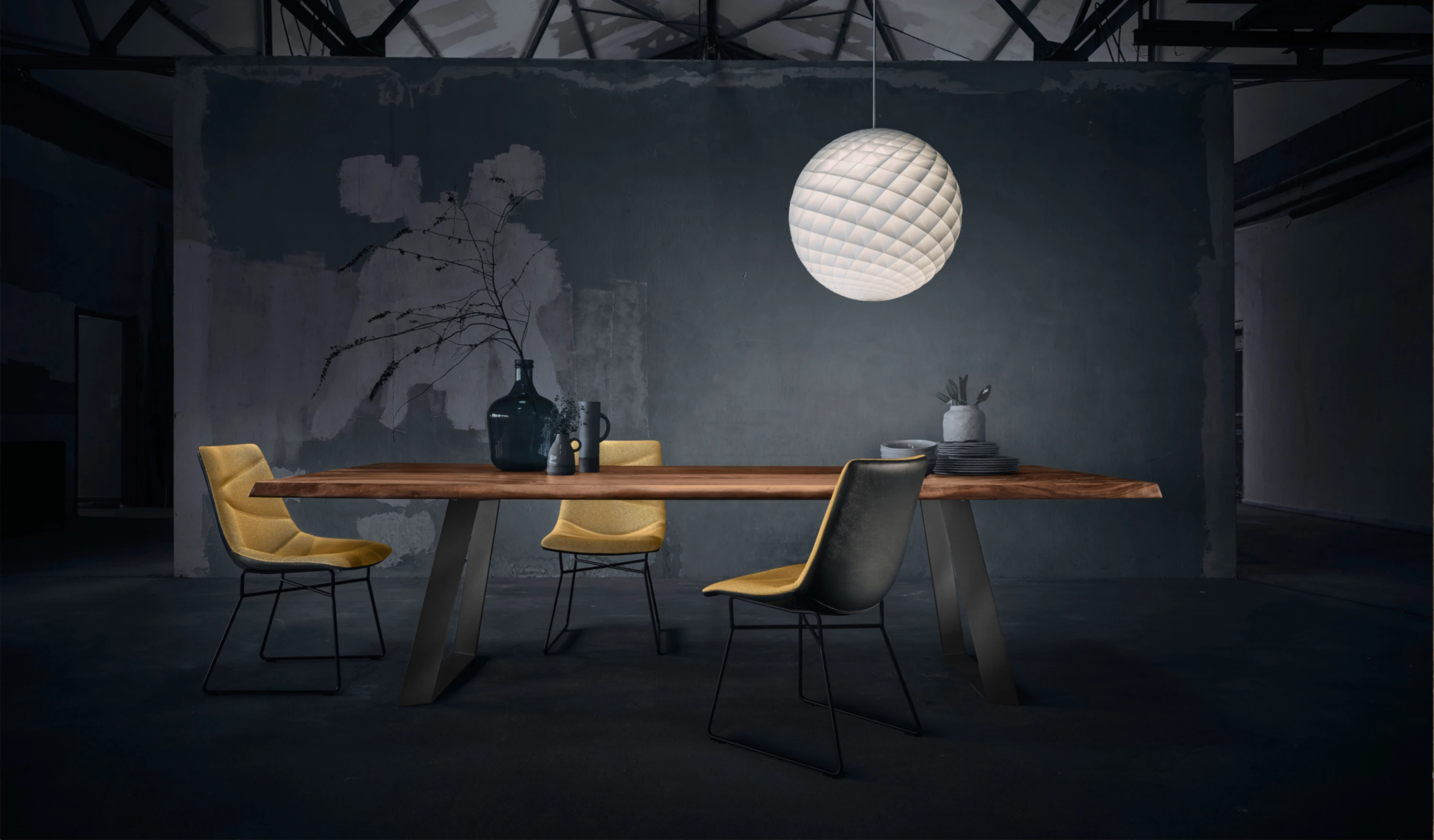 Tisch mit einer Vase und einer Vase darauf