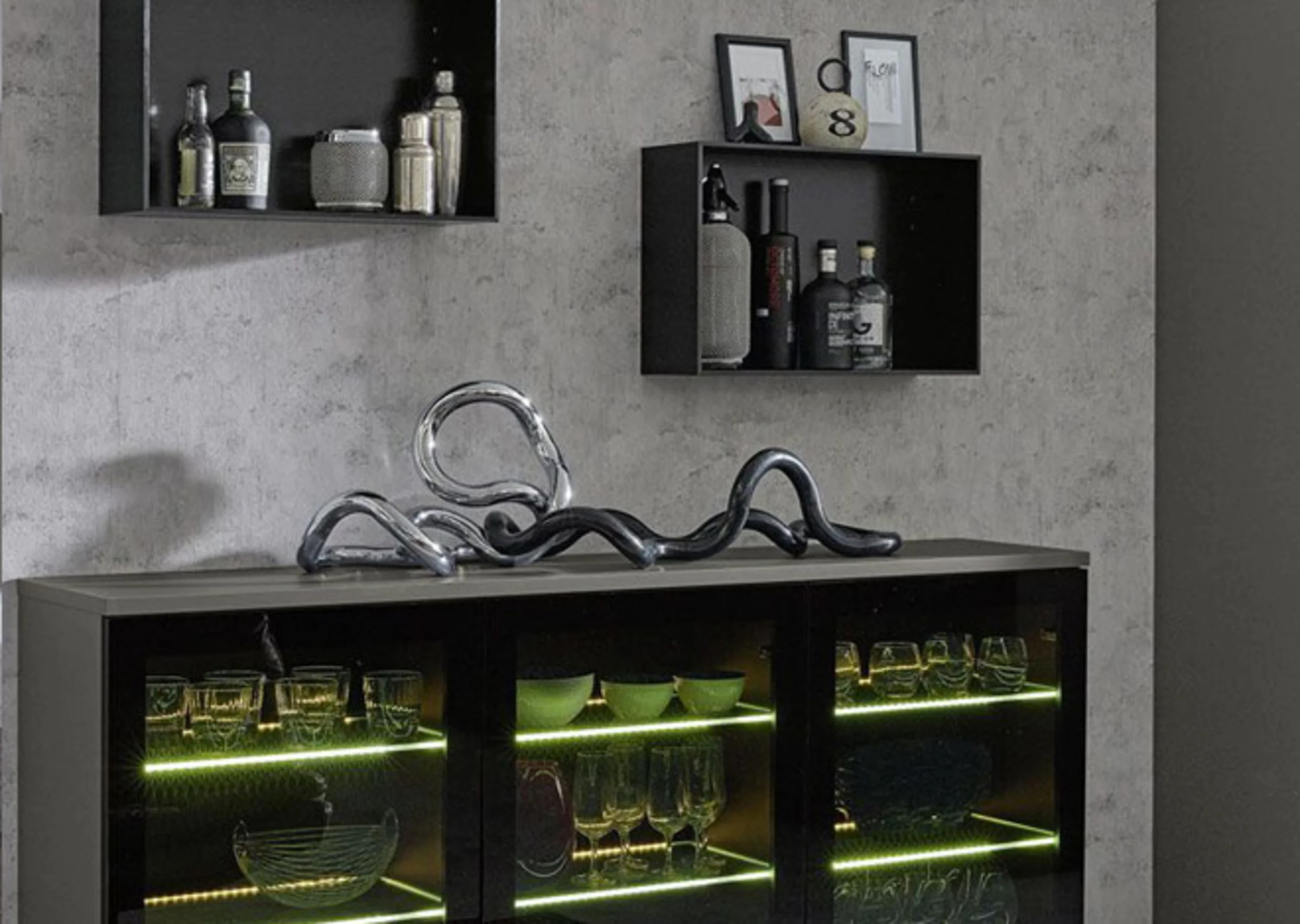 Schwarze und grüne Bar mit einer Glastür