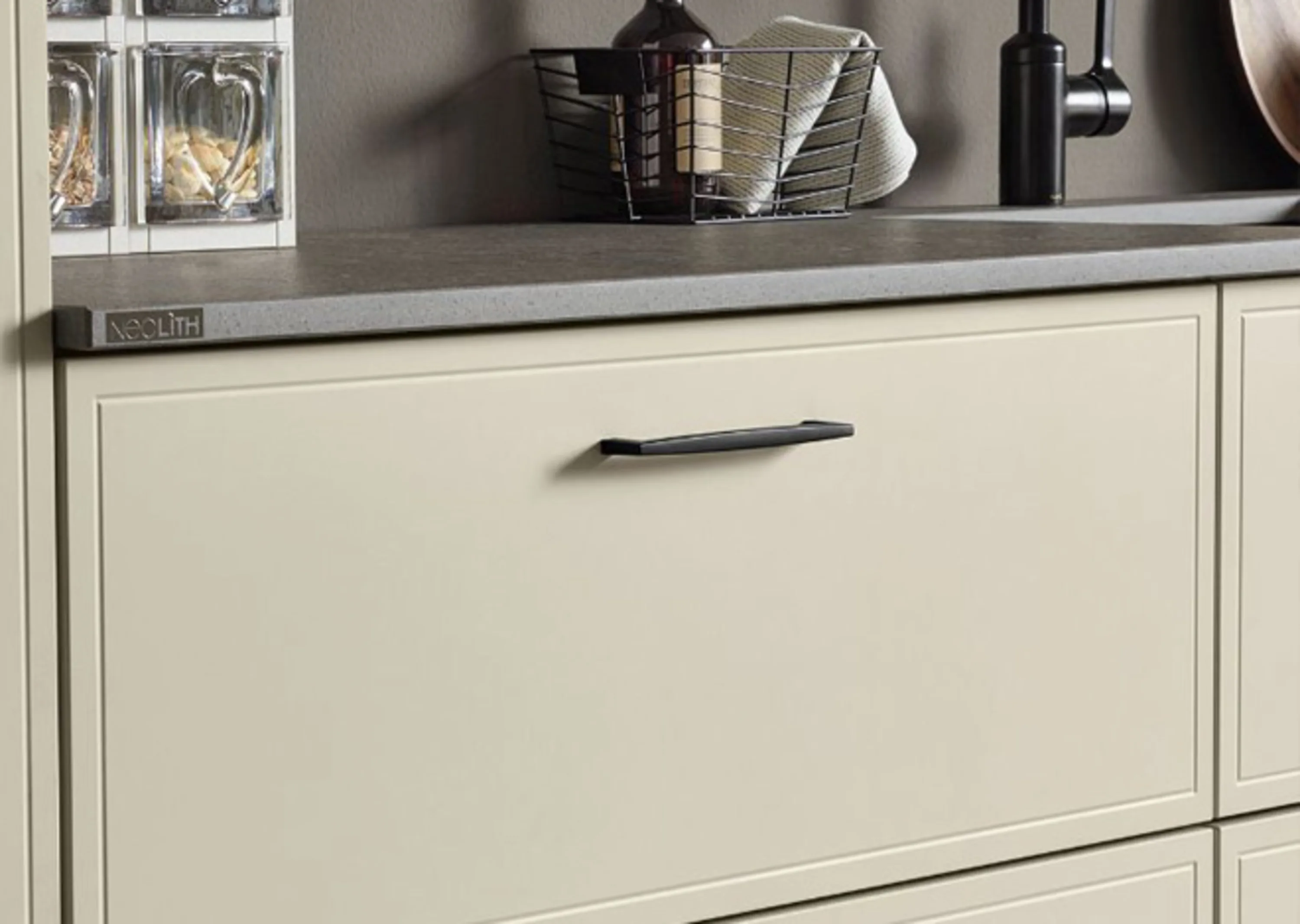 Küche mit Waschbecken und Theke