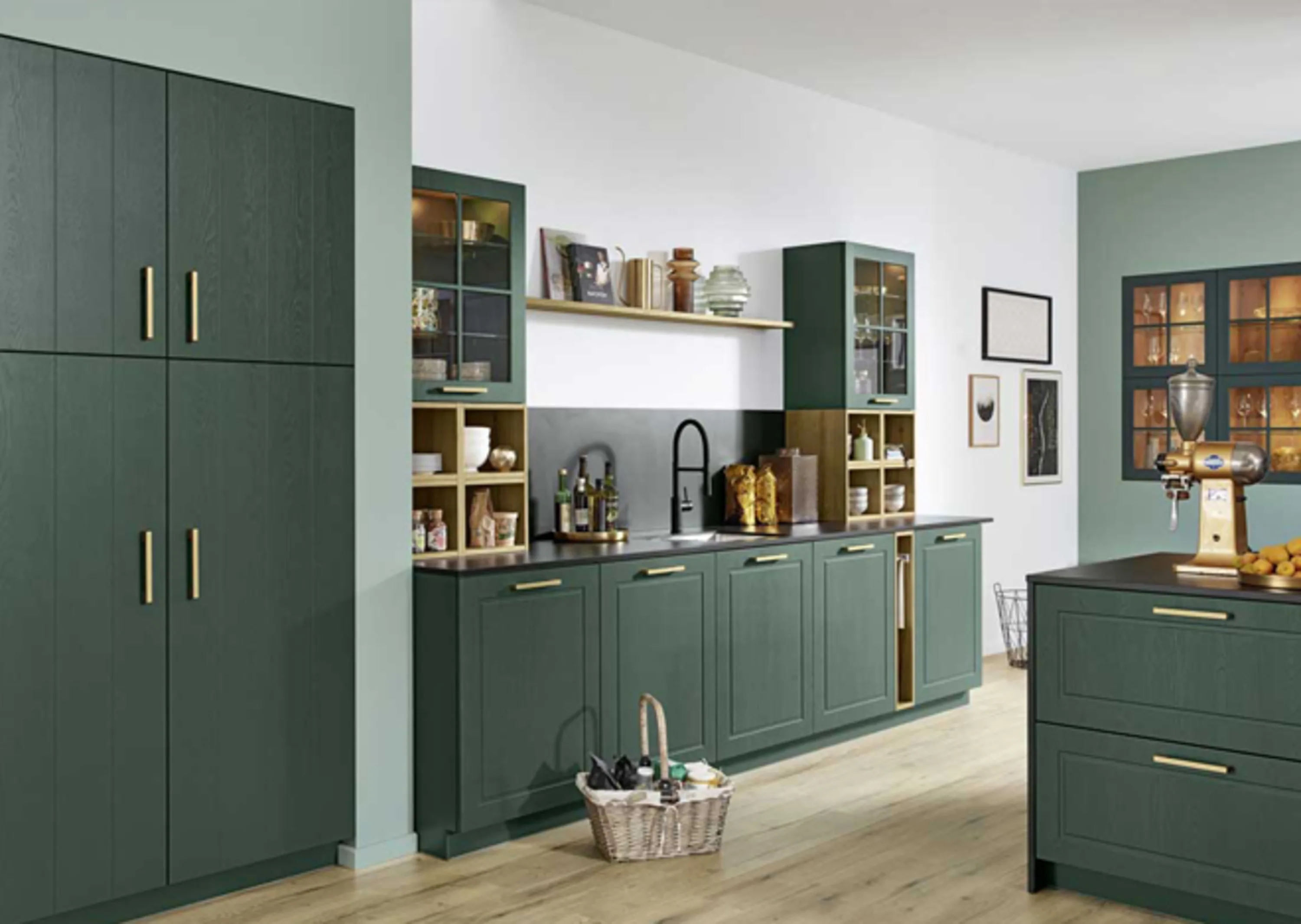 Küche mit grünen Schränken und einem Holzboden