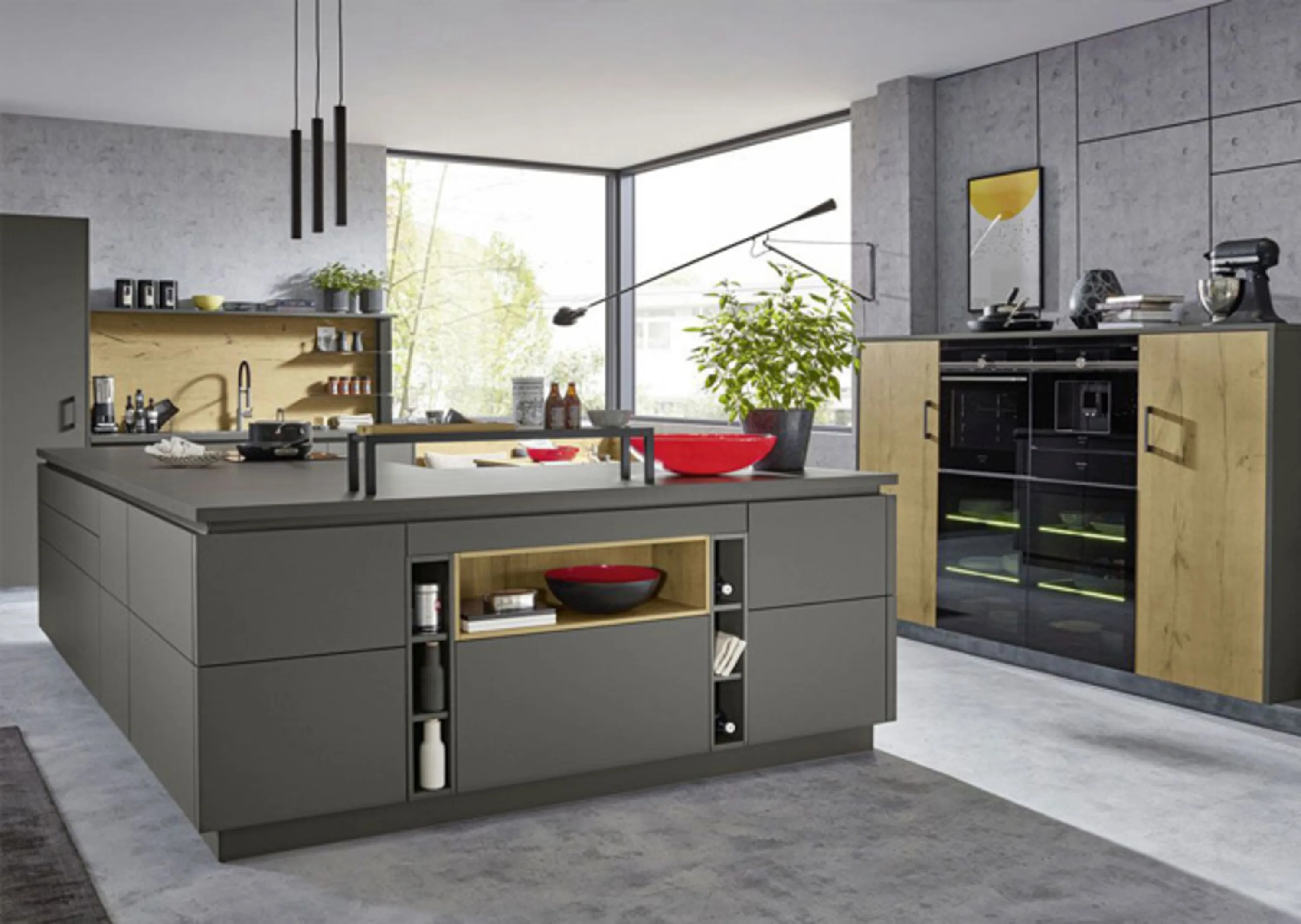 Küche mit einer großen Insel und einem Waschbecken