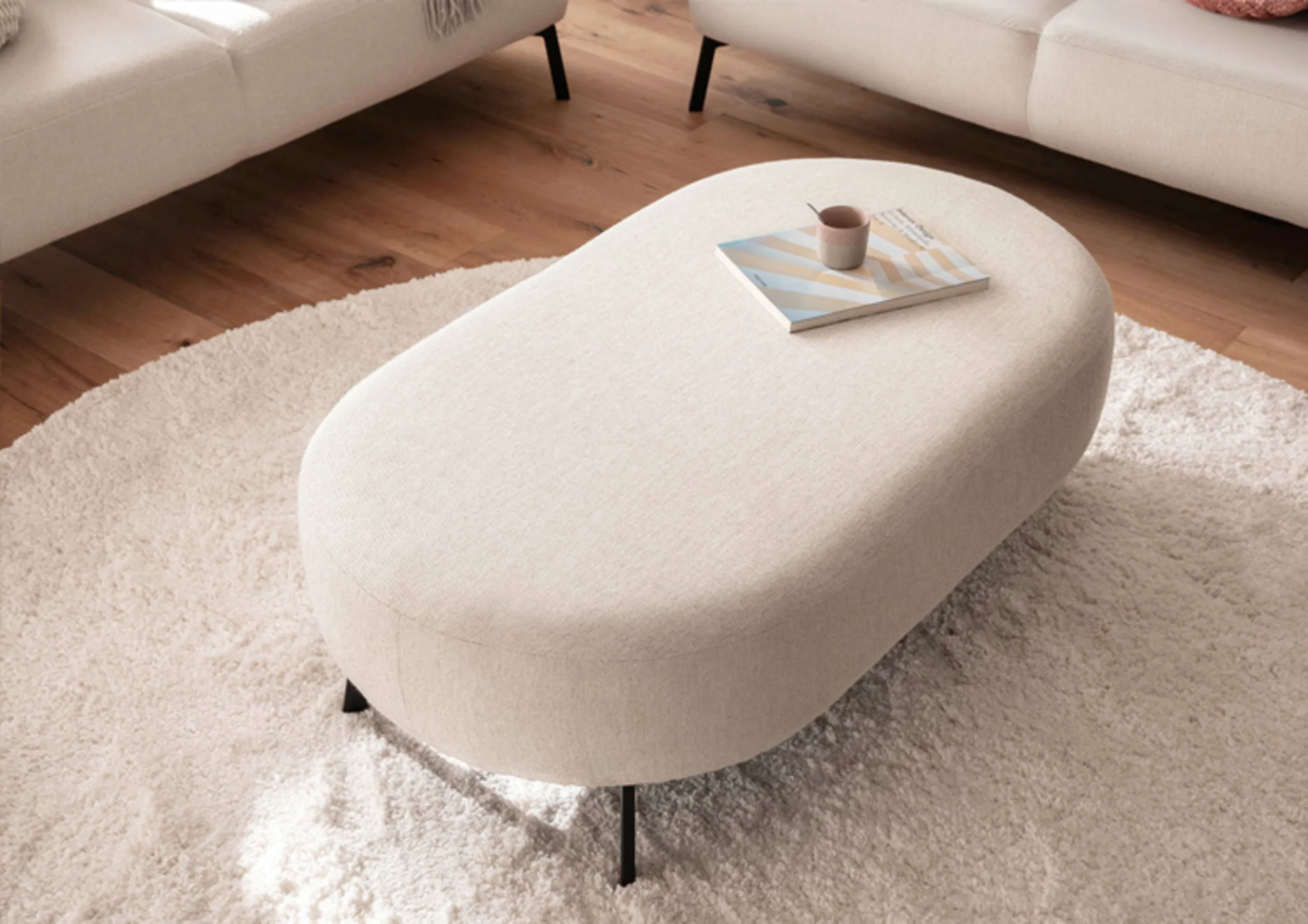 Hocker weiß mit 4 schwarzen Füßen und Oval förmig