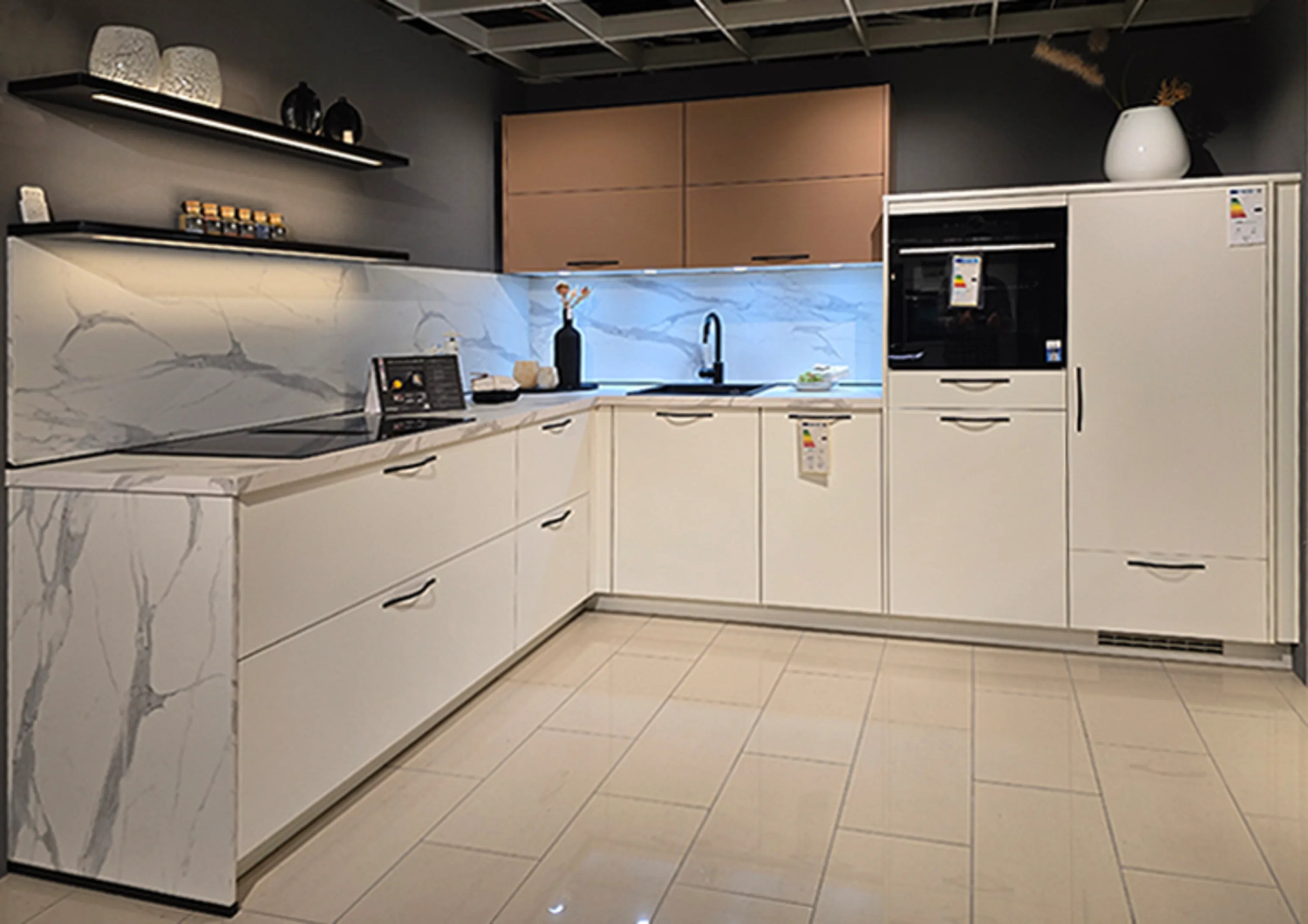 Küche mit Marmortischplatte und weißen Schränken