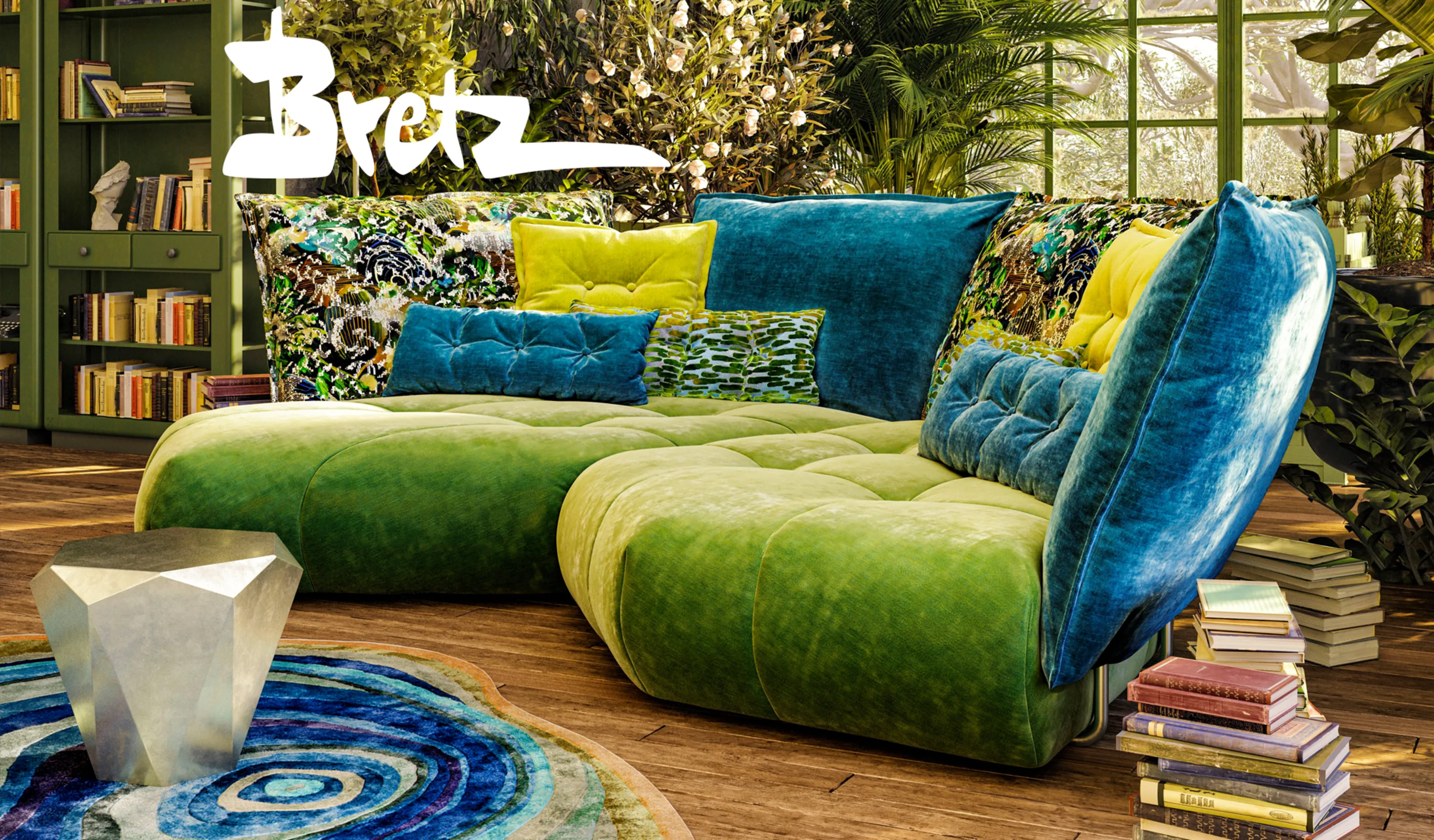 Wohnzimmer mit einer grünen Couch und einem blauen und gelben Stuhl