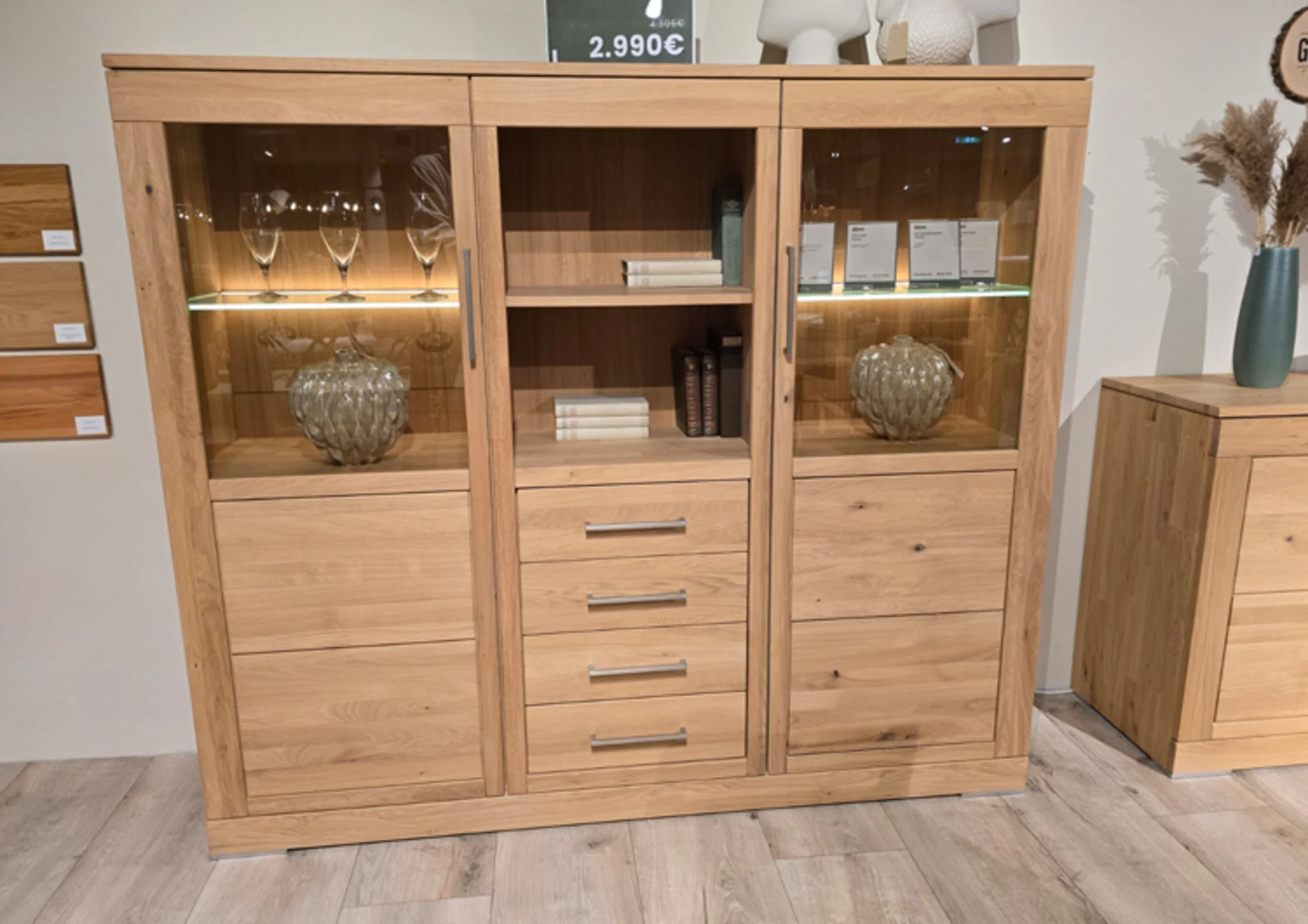 Vitrine aus Holz mit Auszügen, Türen und Beluchtung