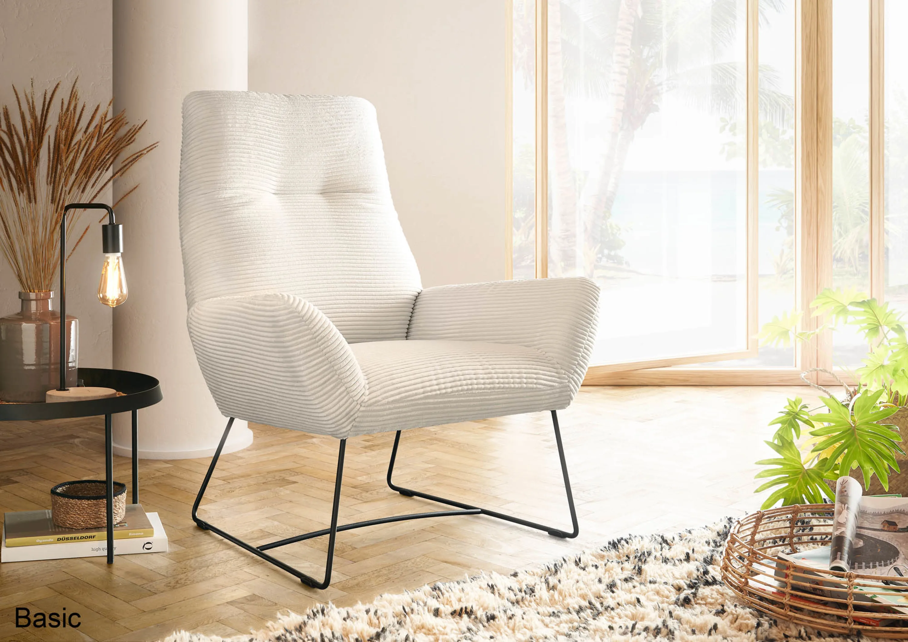 4001 Weißer Stuhl, der auf einem Holzboden sitzt