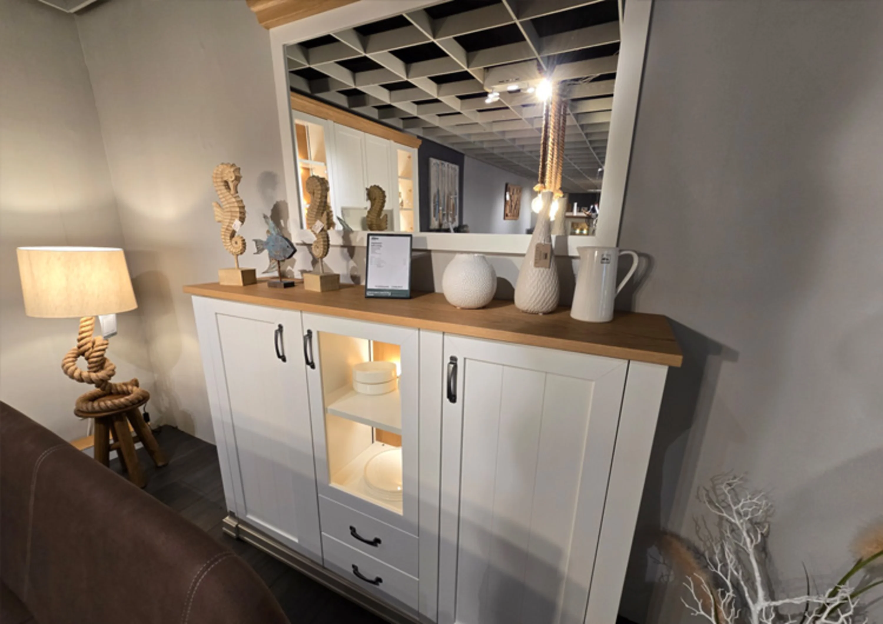 Highboard Landhausstil weiß mit einem Spiegel oben drüber