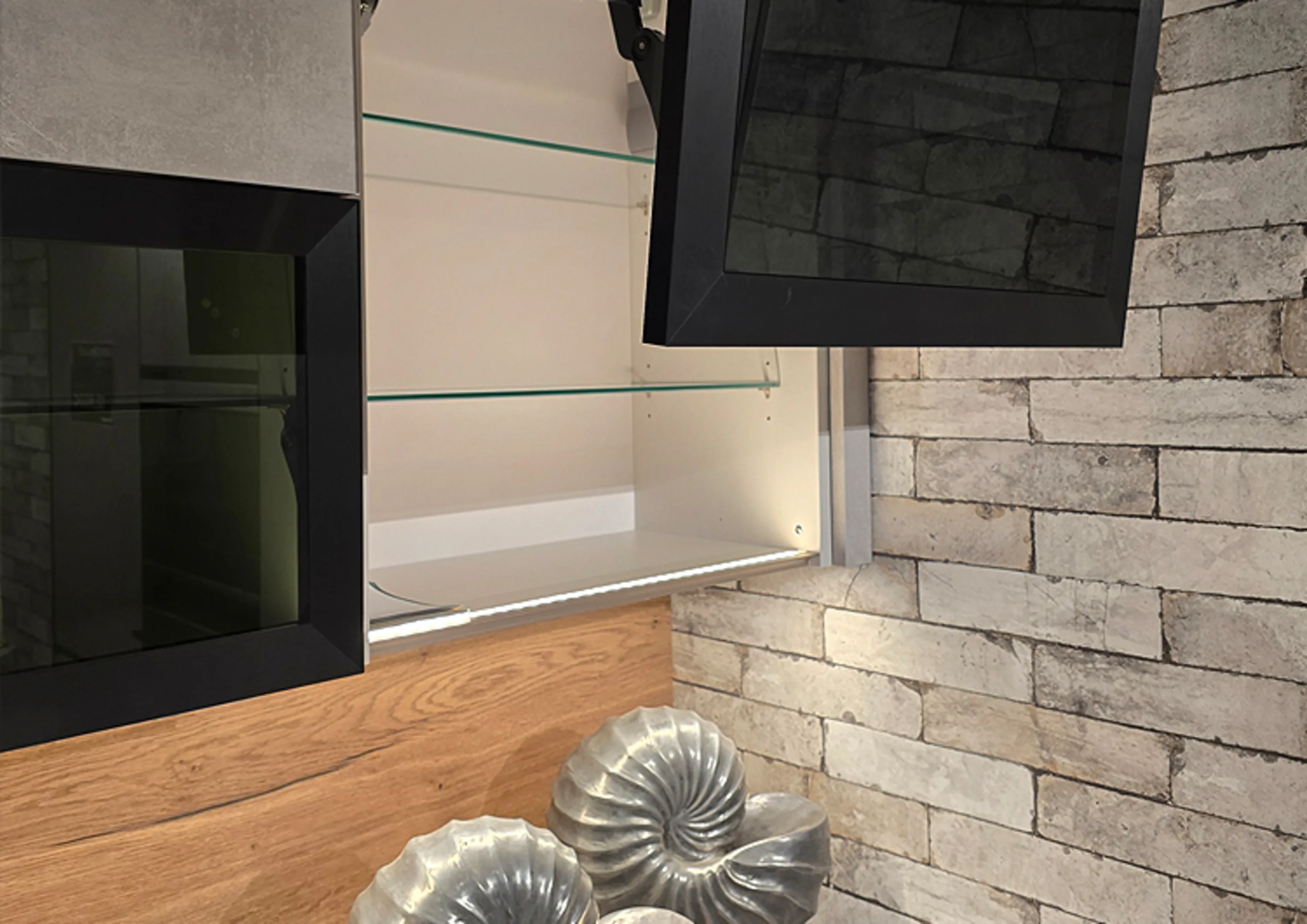 Wand mit einem Spiegel