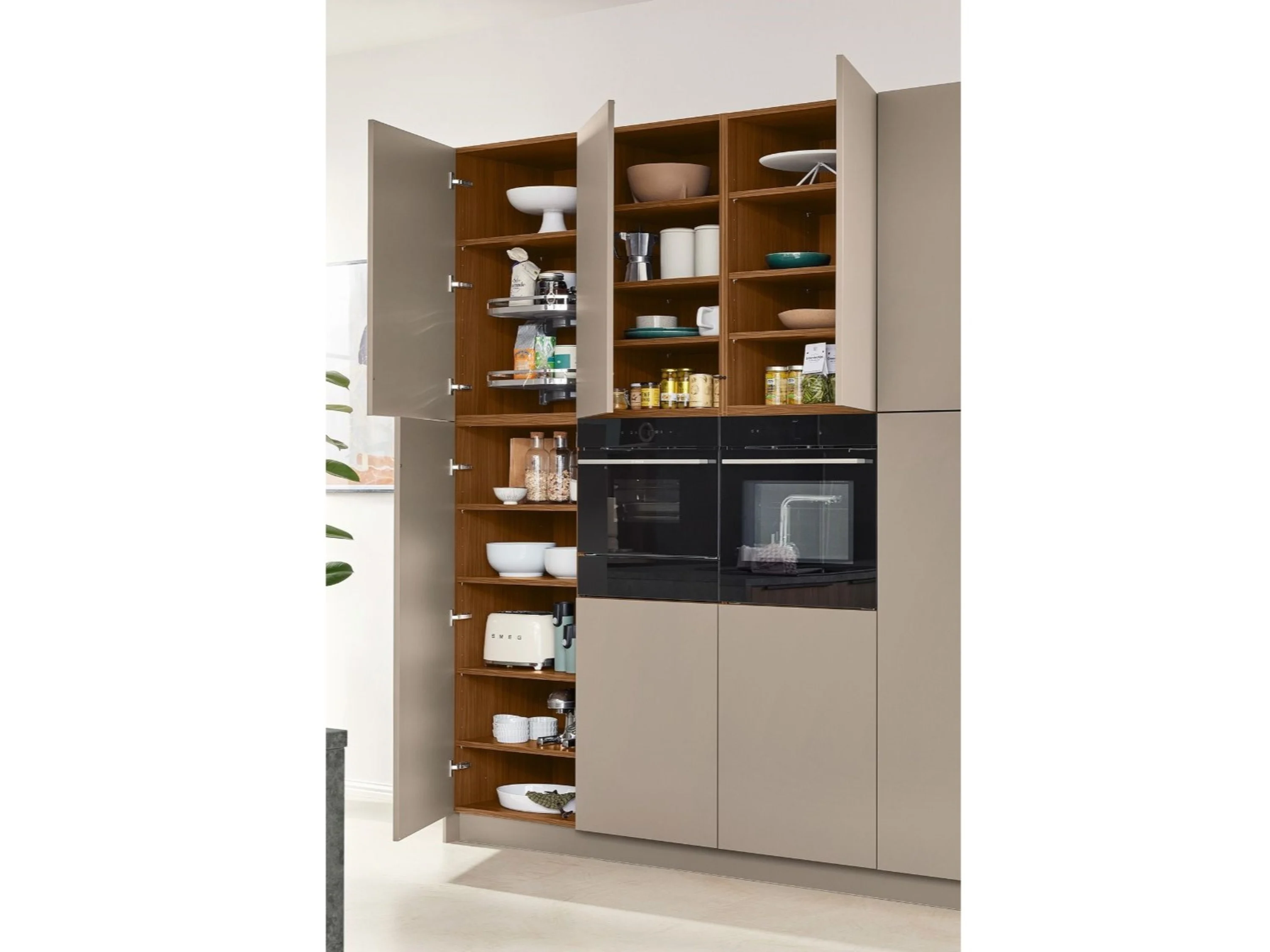 Küchenschrank mit Mikrowelle und Mikrowelle