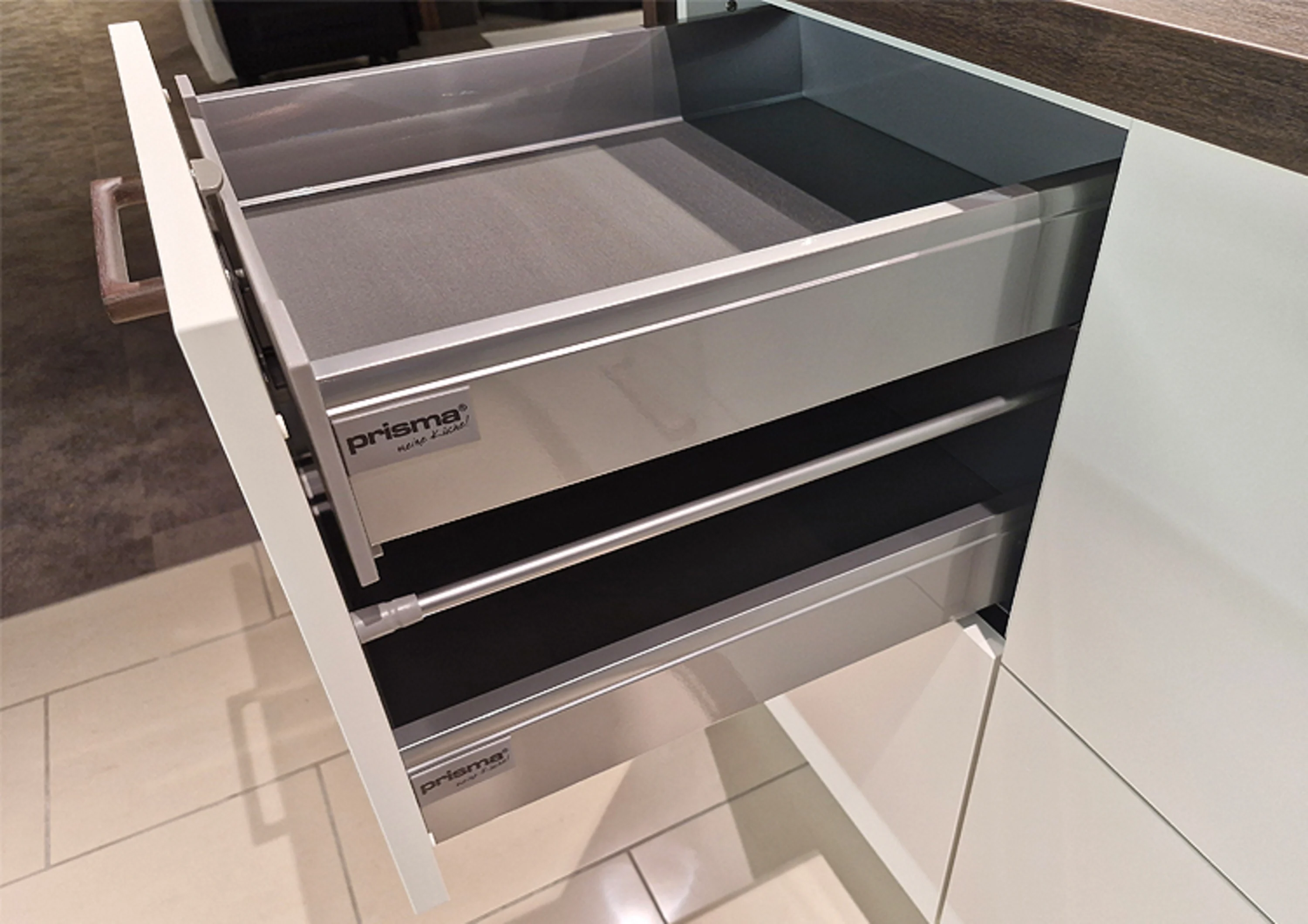 Küche mit Waschbecken und Herd