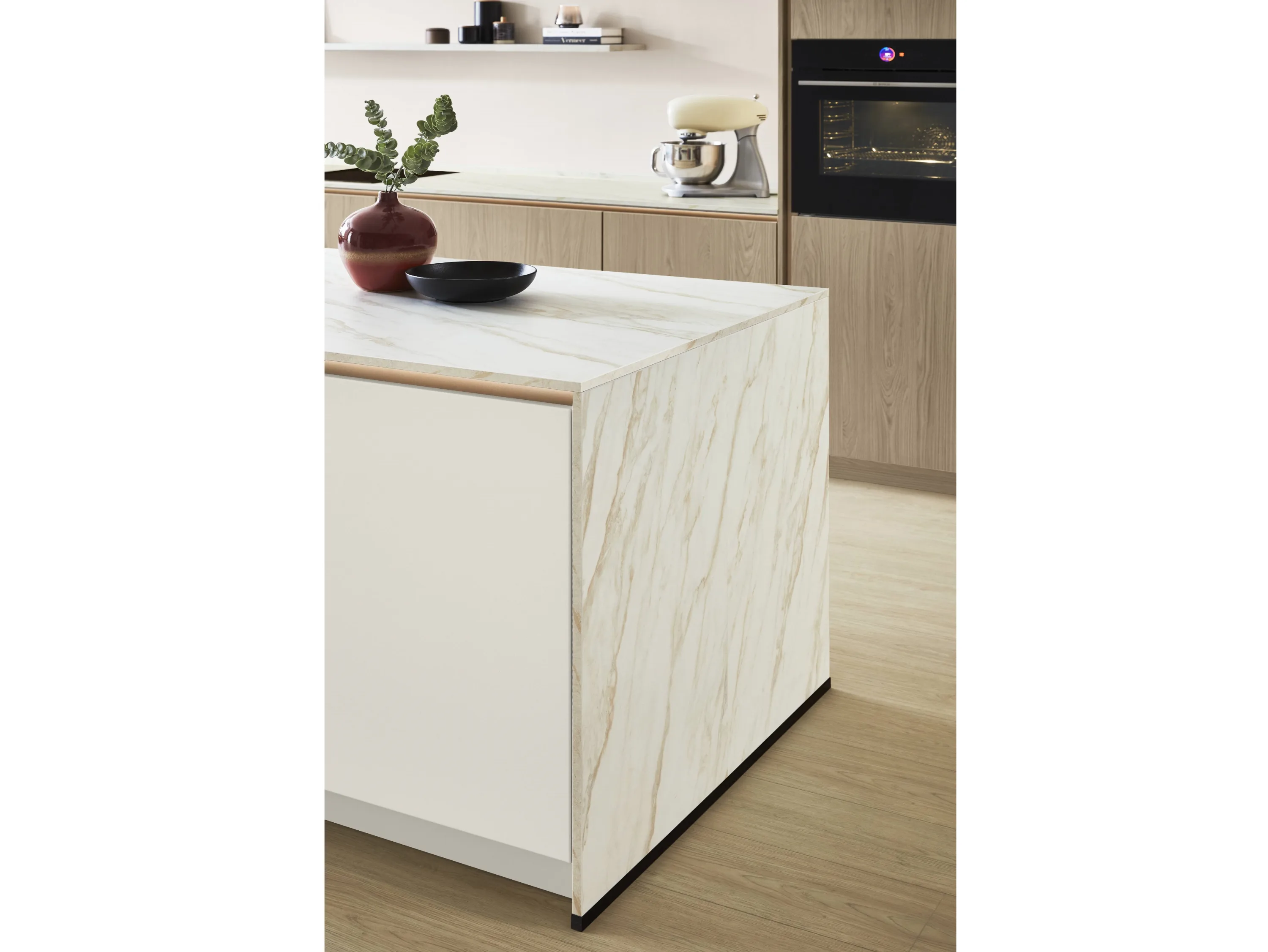 Weiße Kücheninsel mit einer Schüssel auf der Oberseite