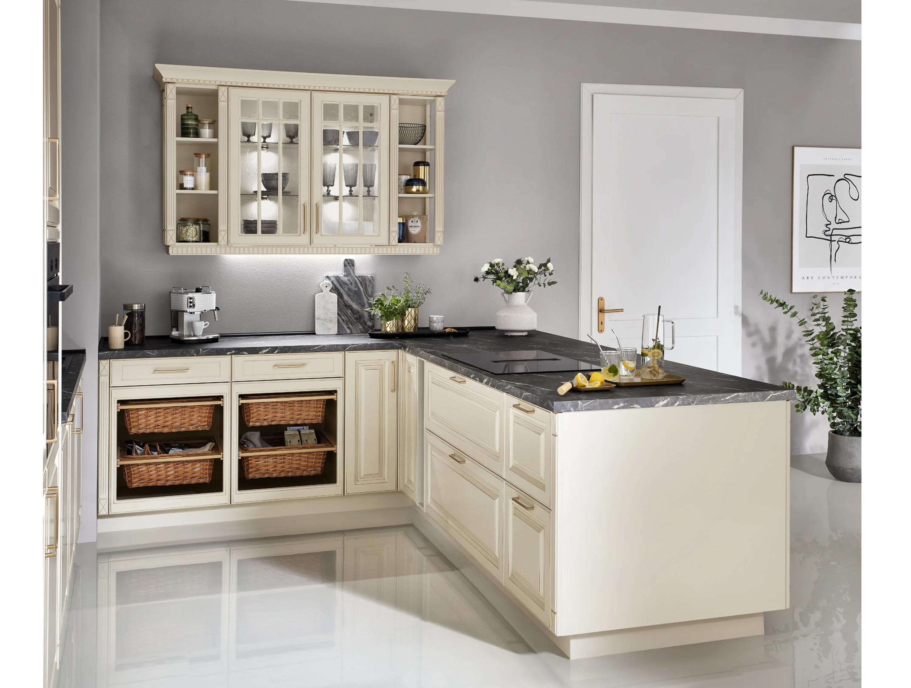 Küche mit Waschbecken und Theke