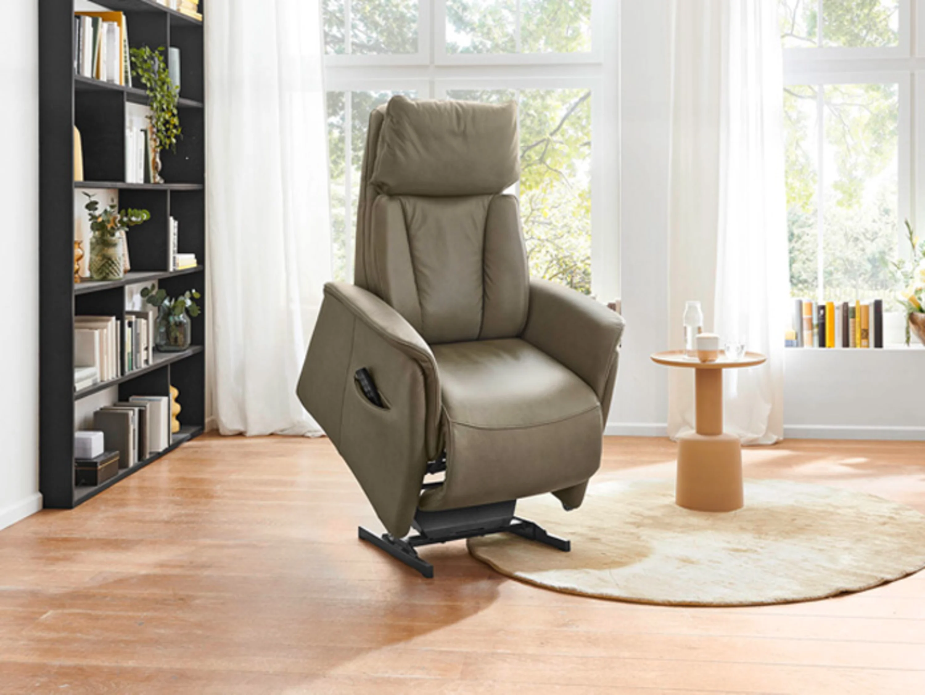 Wohnzimmer mit Stuhl und Teppich