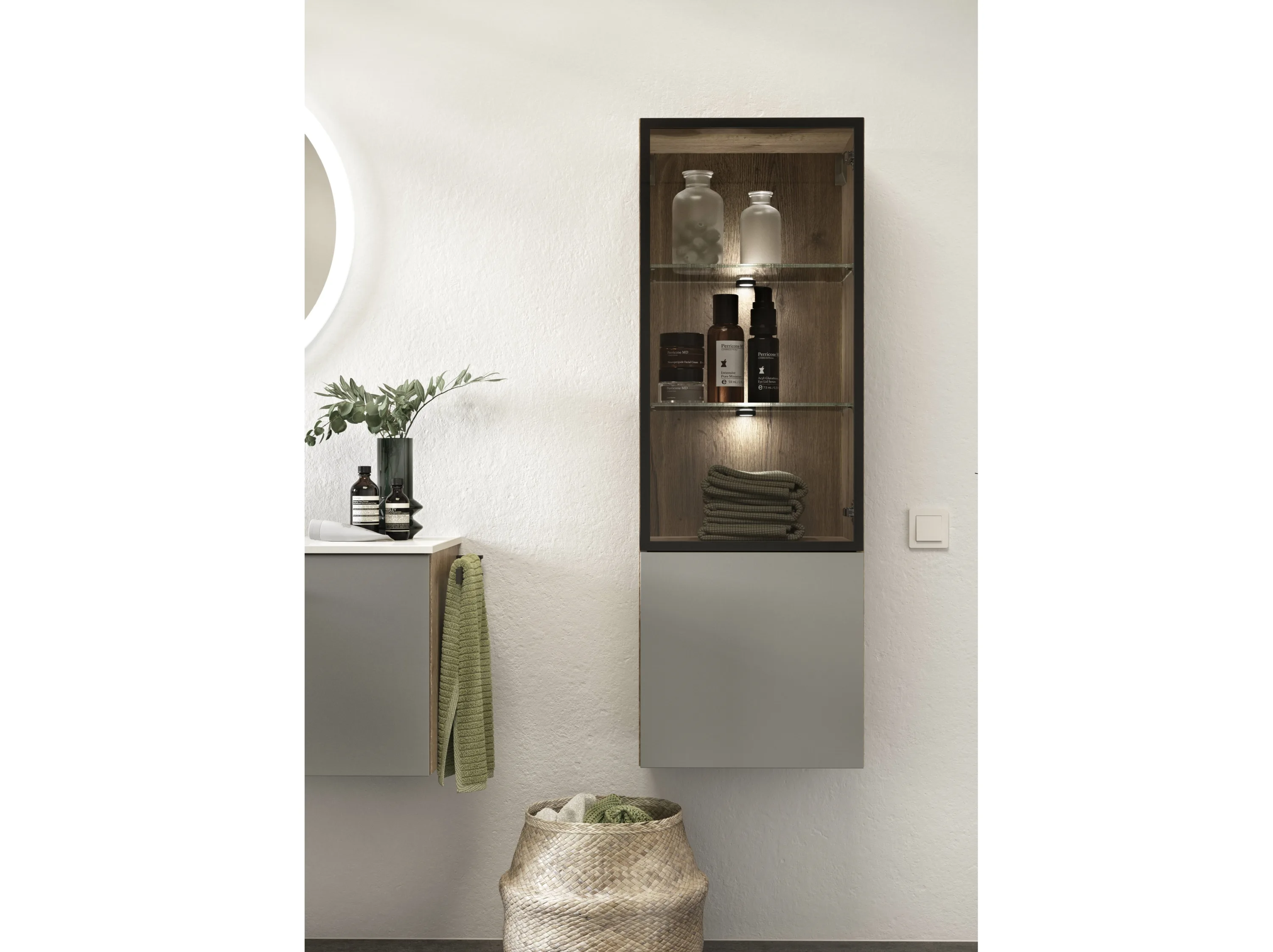 Beleuchtetes graues Highboard mit Glastür in einem Badezimmer