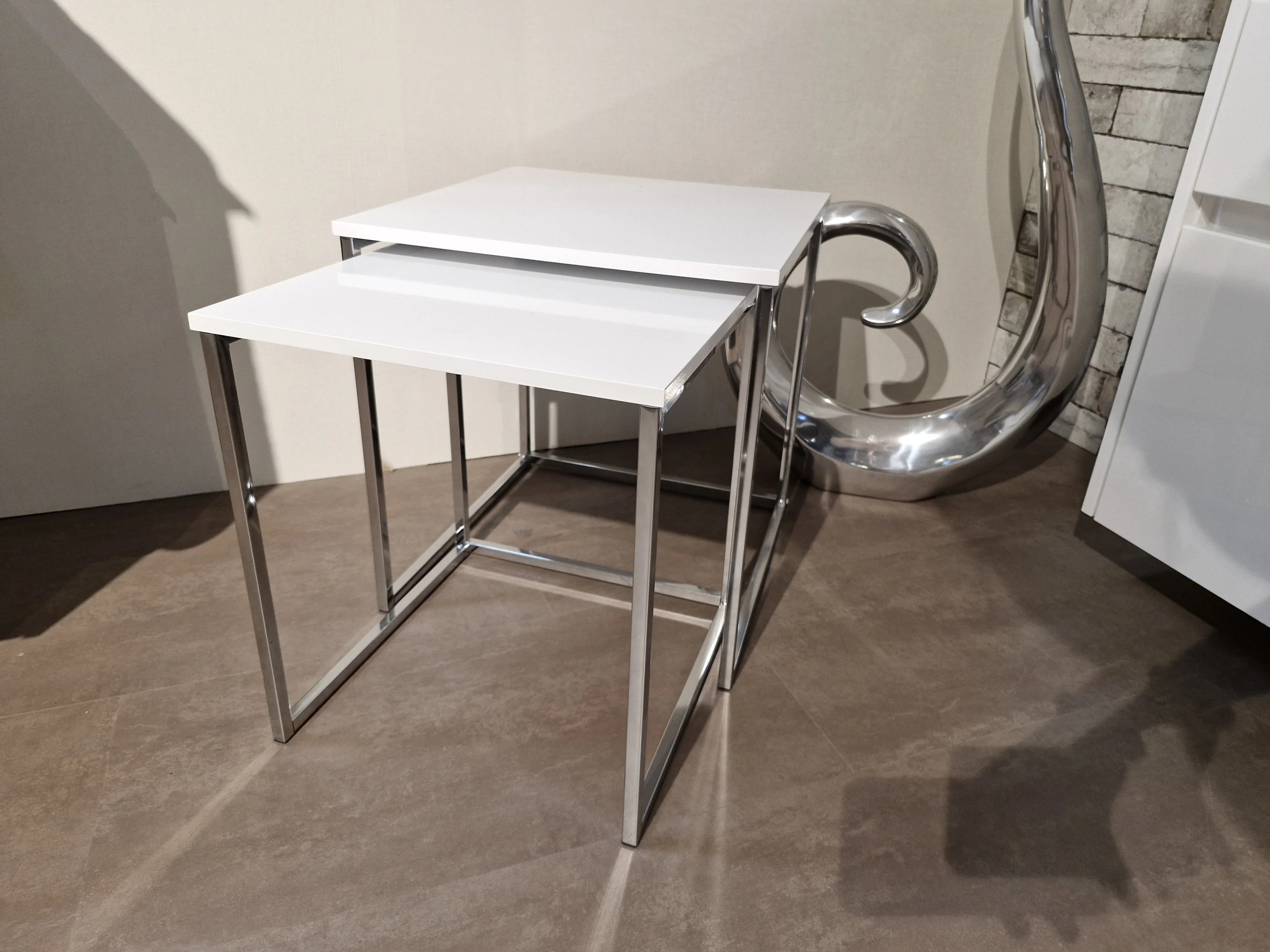 Weißer Tisch mit einem Metallstuhl daneben