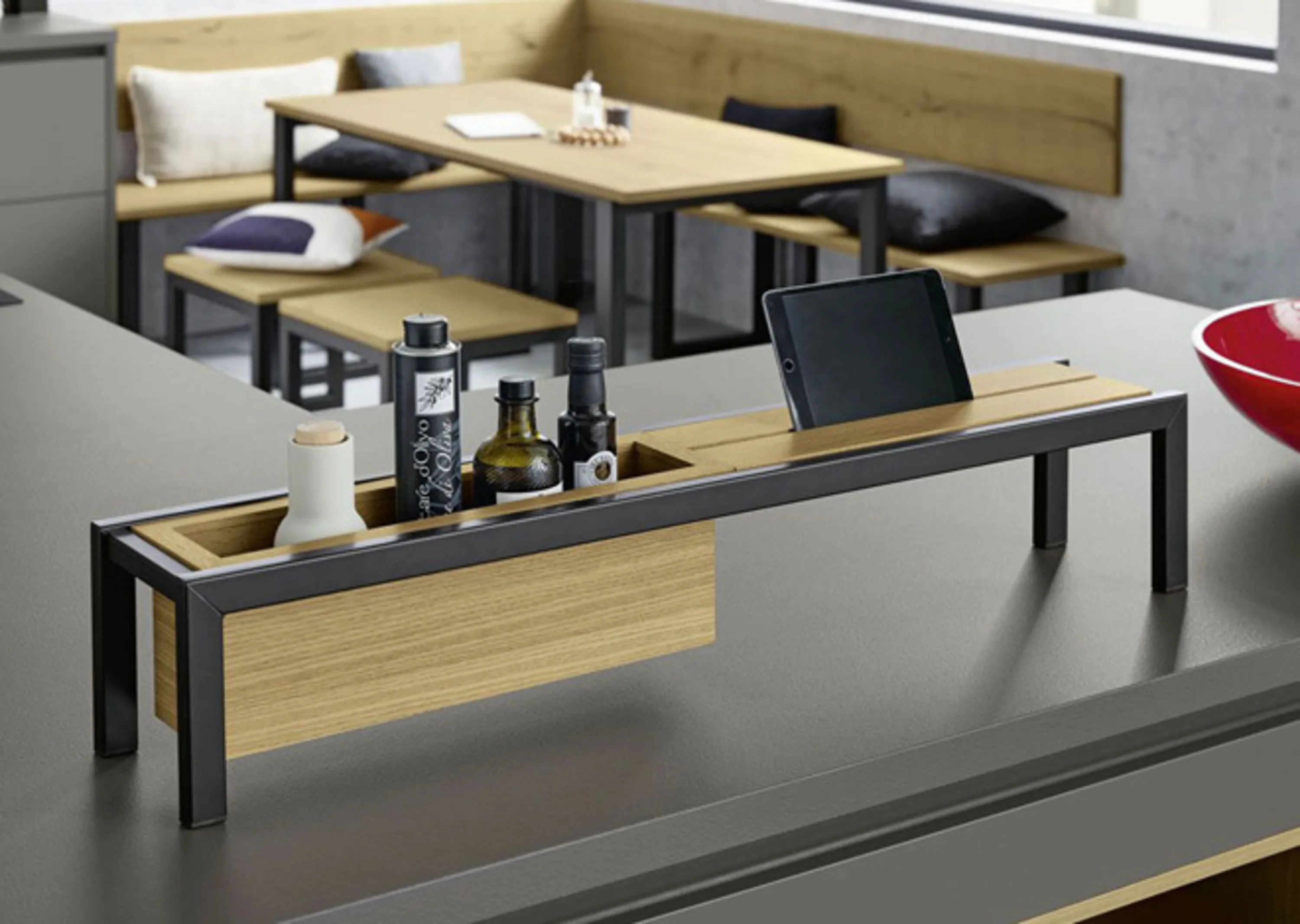 Einen Tisch mit einem Telefon und einer Schüssel darauf