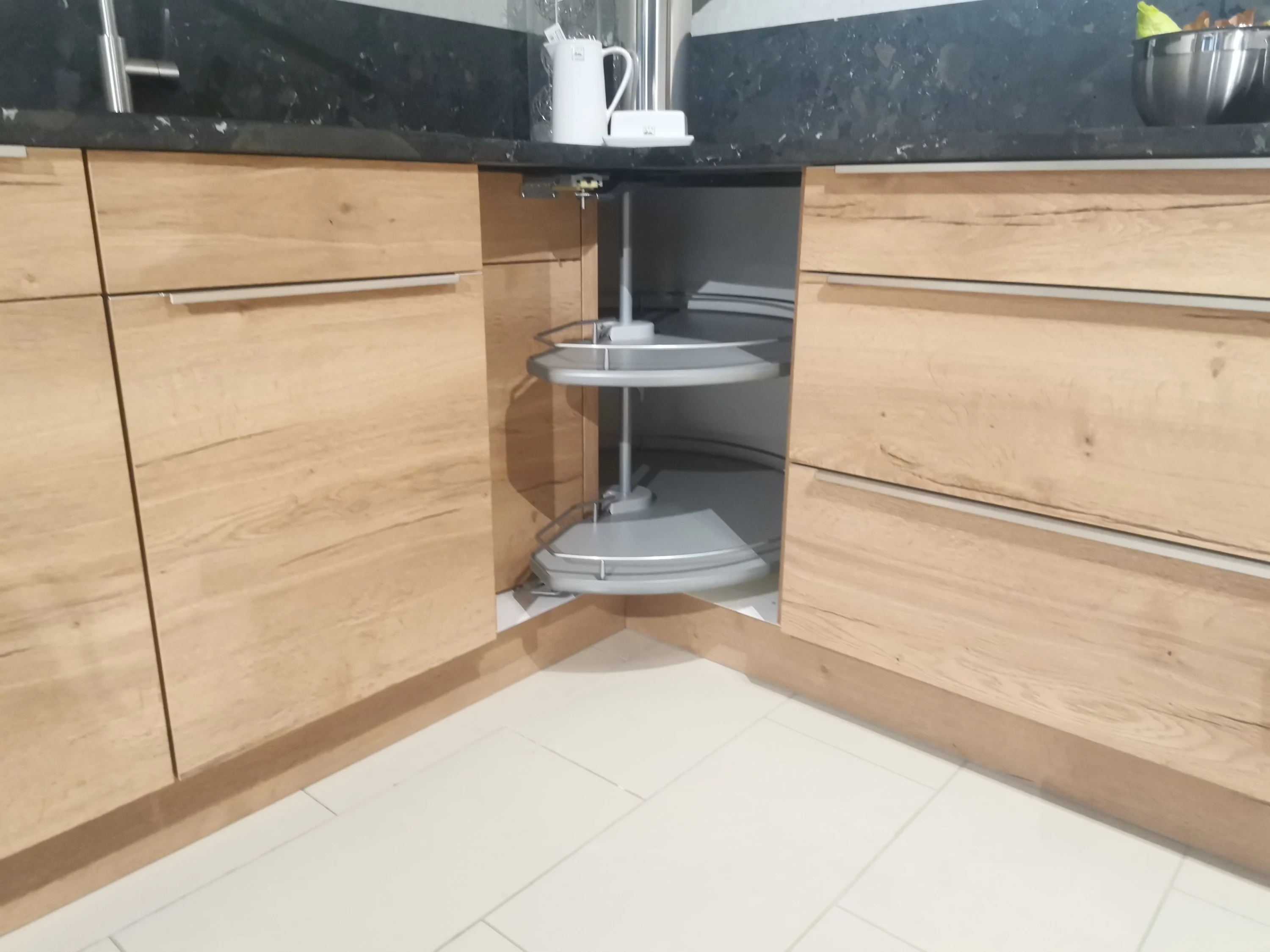 Küche mit Holzschränken und einer Spüle