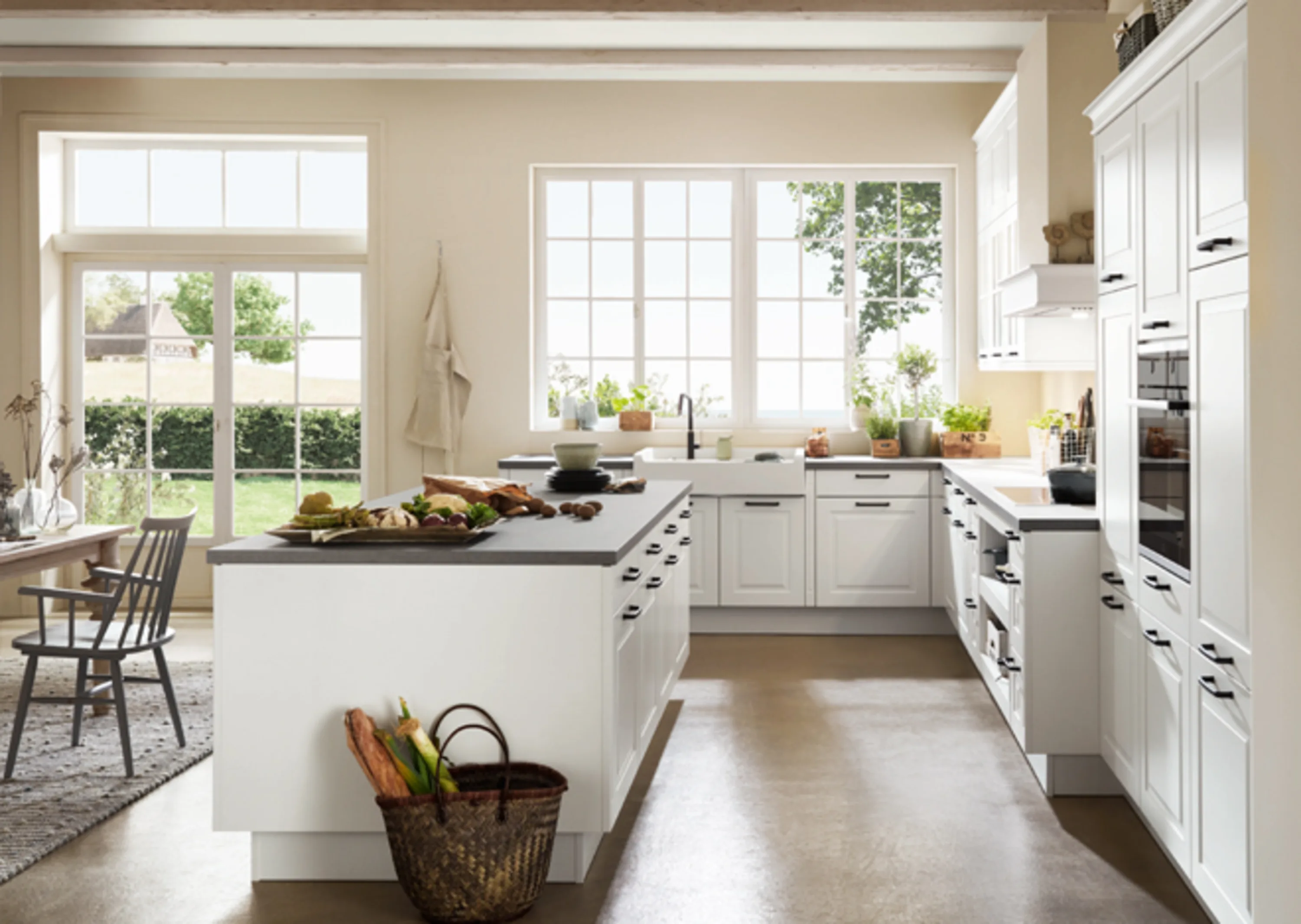 Küche mit einem großen Fenster und einem Tisch