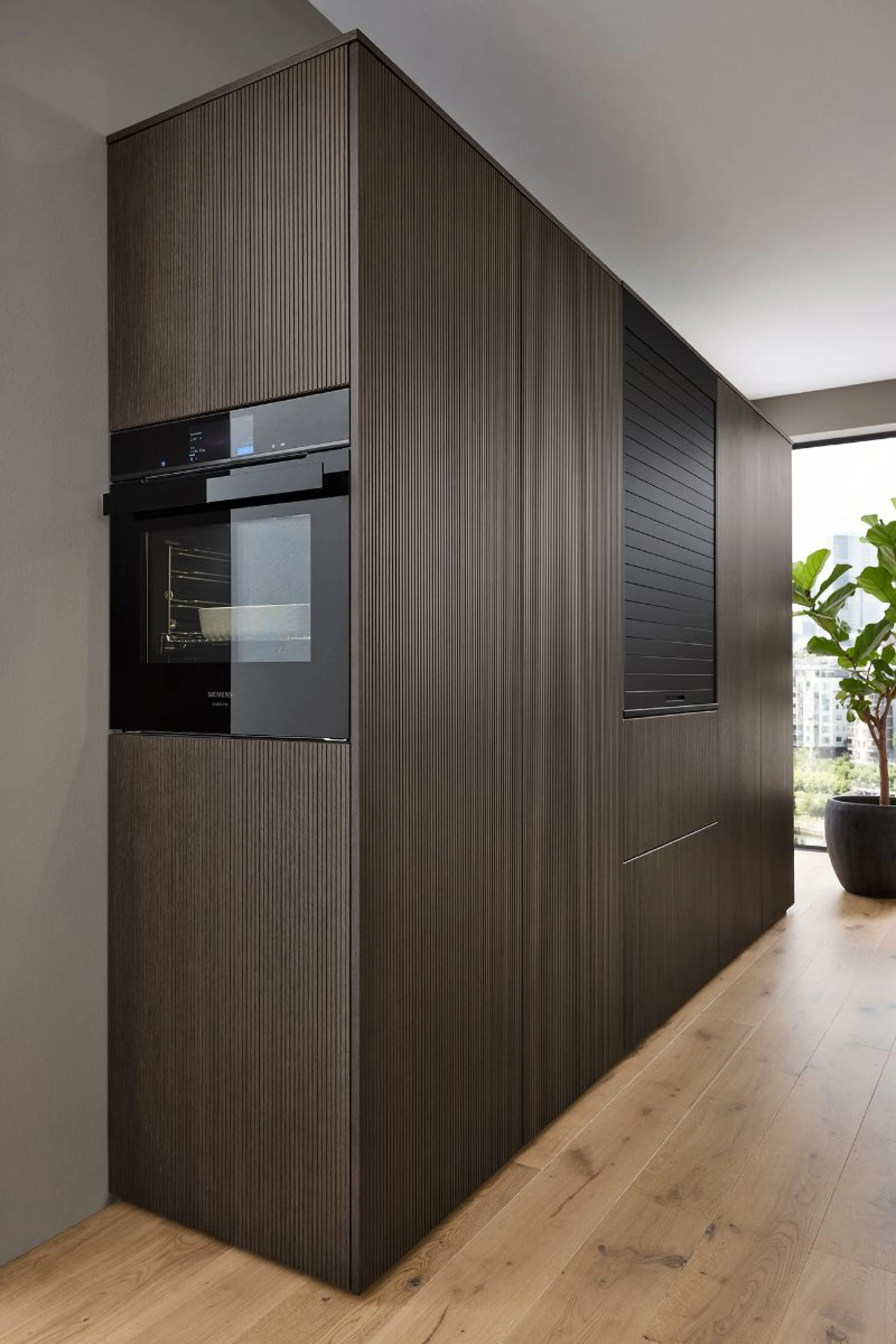 Küche mit einem Holzschrank und einem schwarzen Backofen