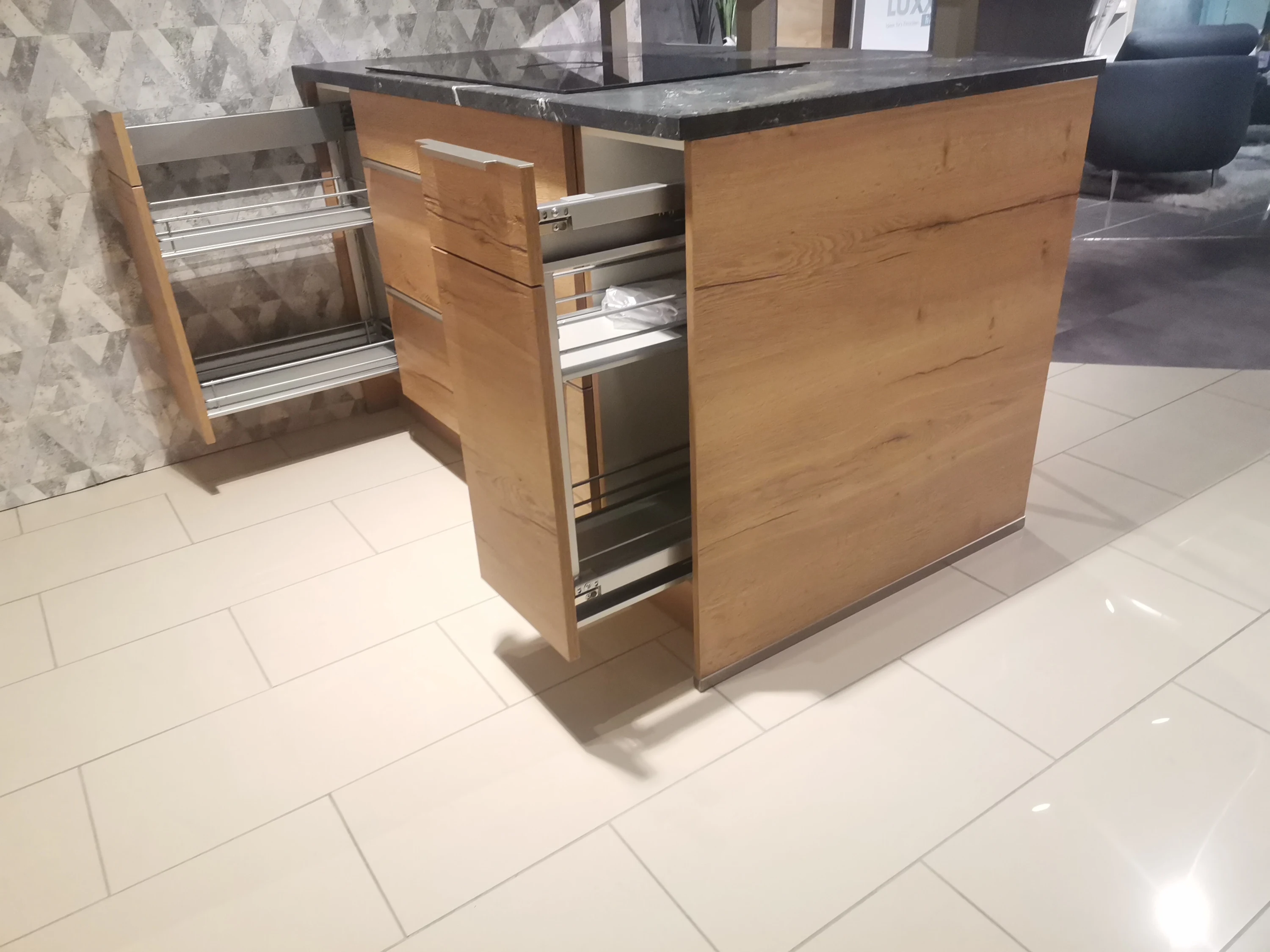 Küche mit einer Marmorthekenplatte und einem Edelstahlwaschbecken