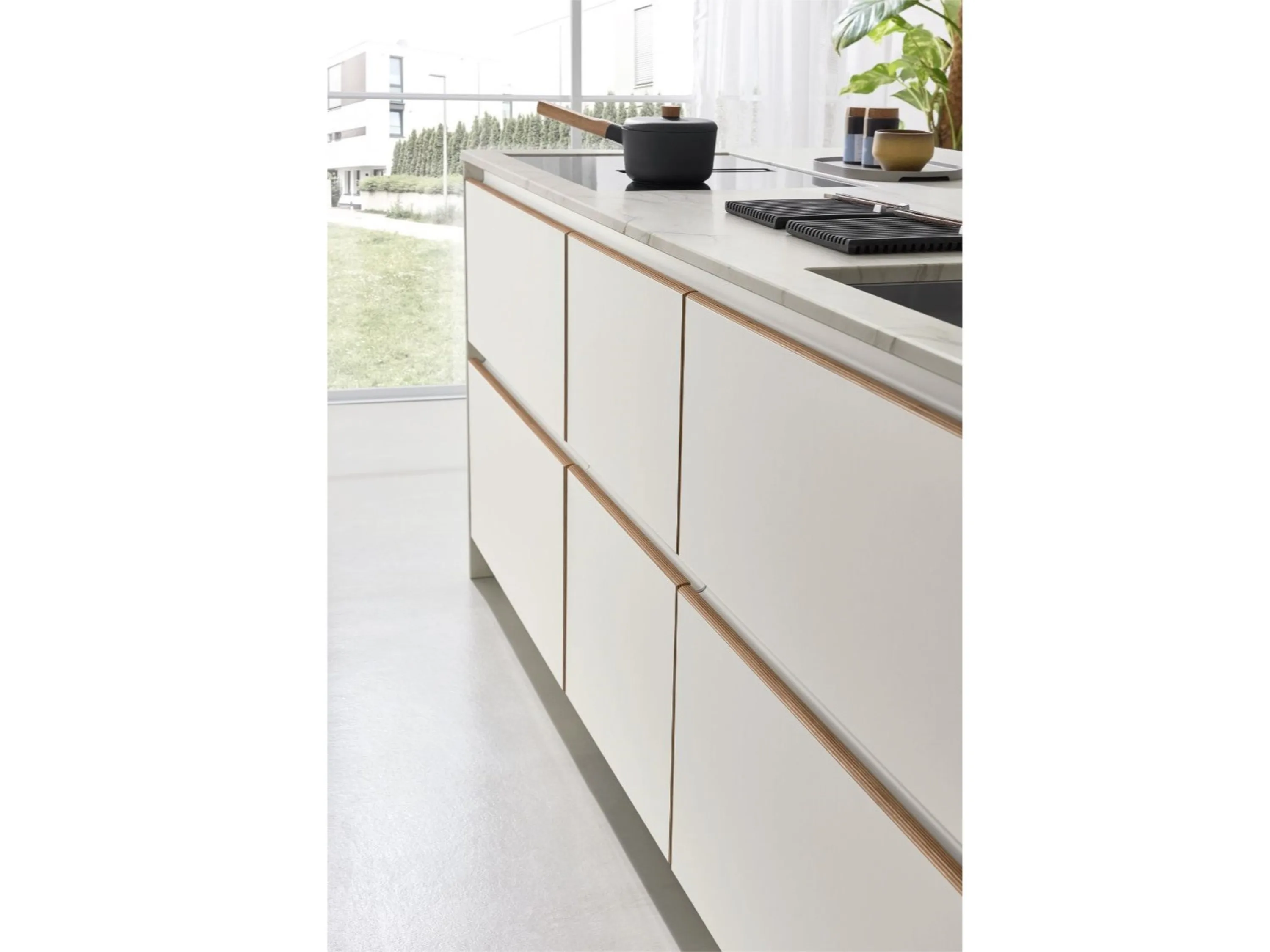 Küche mit weißen Schränken und einer schwarzen Theke