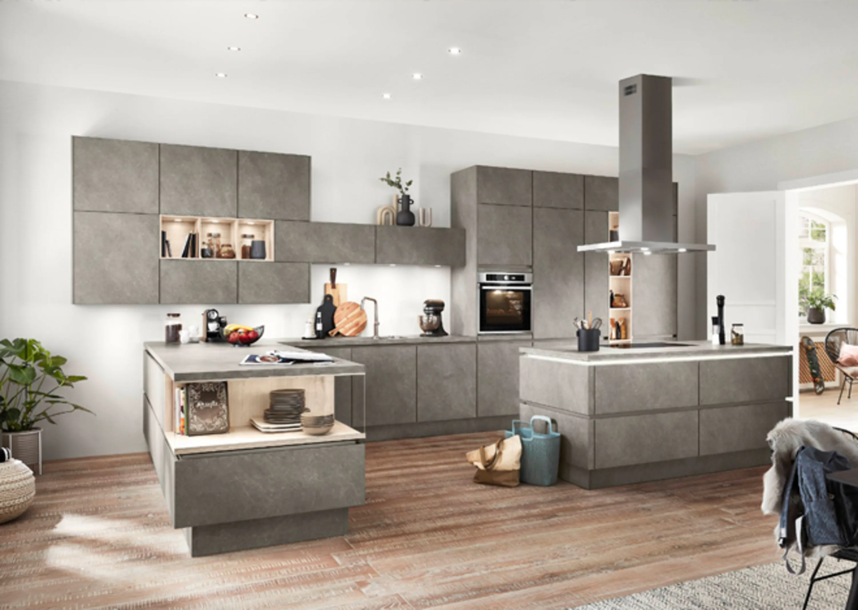 Küche mit einer großen Insel und einem Esstisch