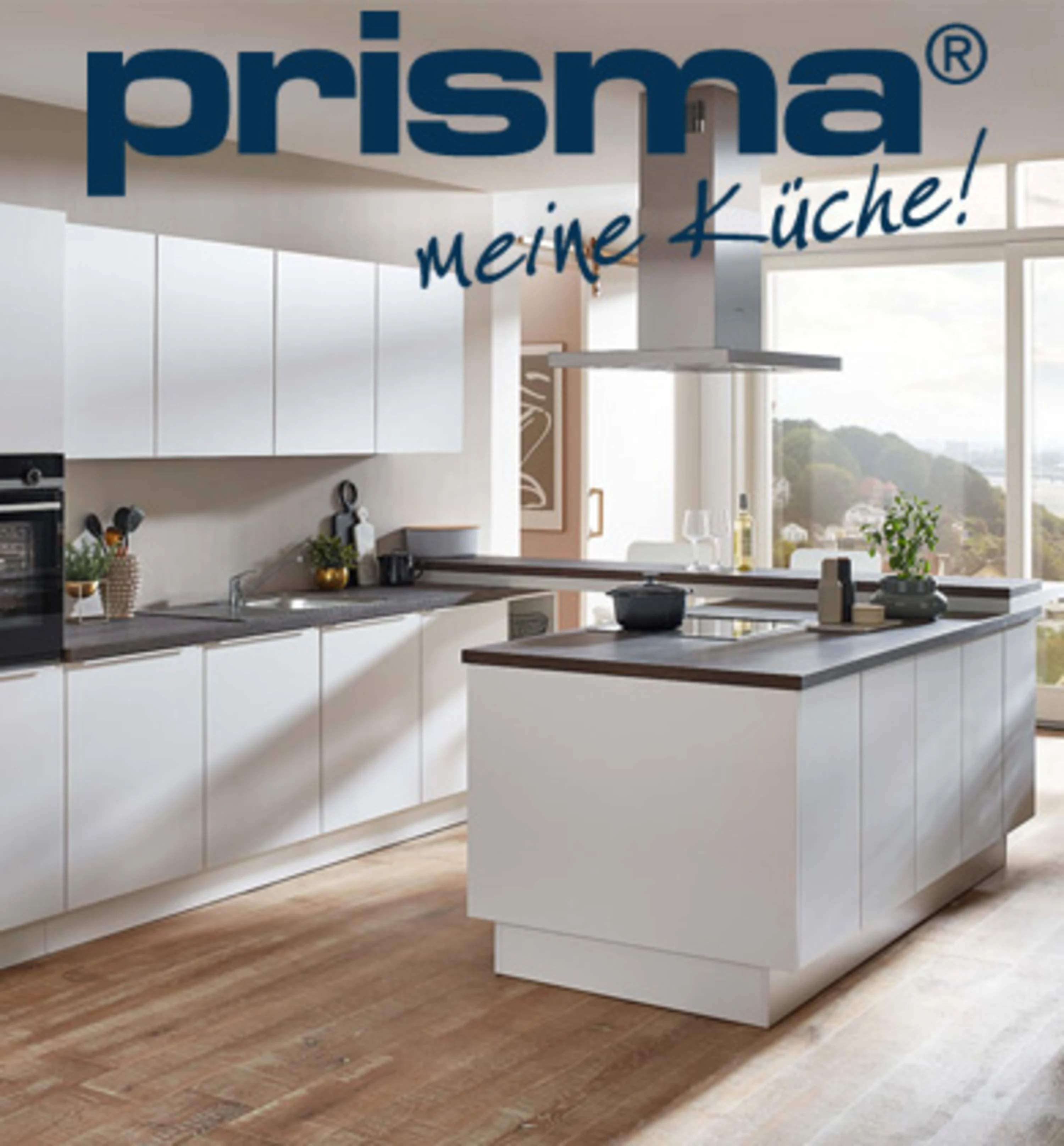 Küche mit weißen Schränken und einer schwarzen Theke