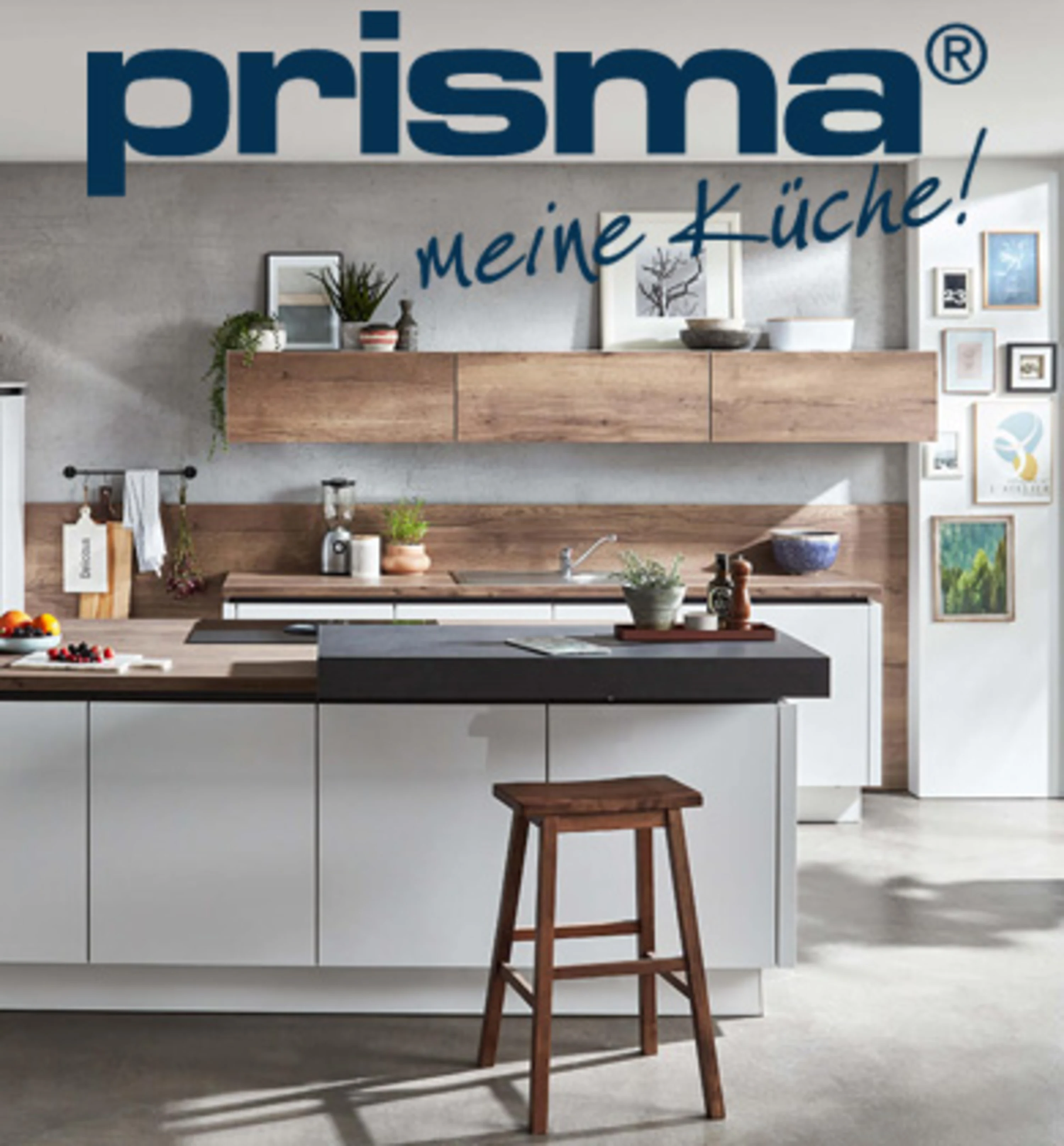 Küche mit Holztischplatte und weißen Schränken