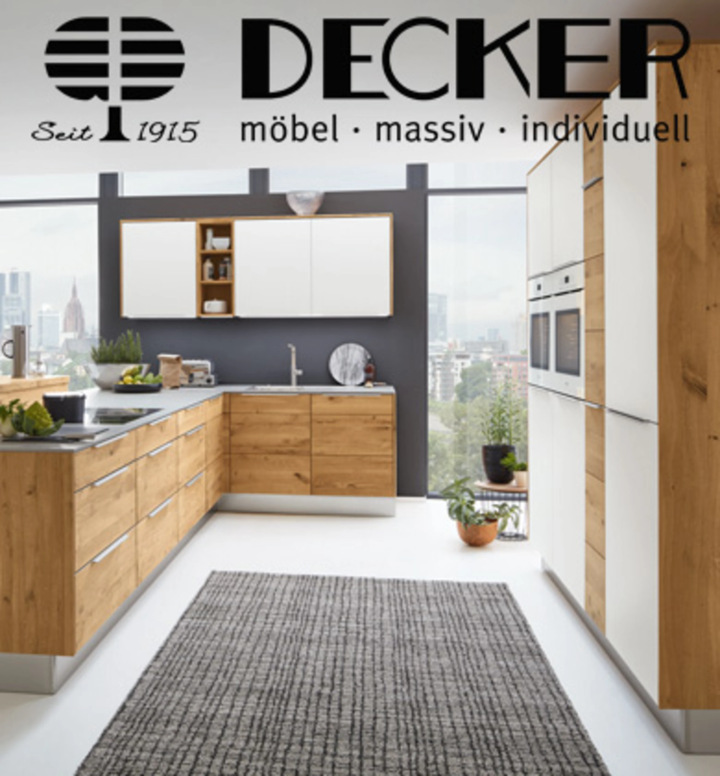 Küche mit Teppich und Teppich auf dem Boden