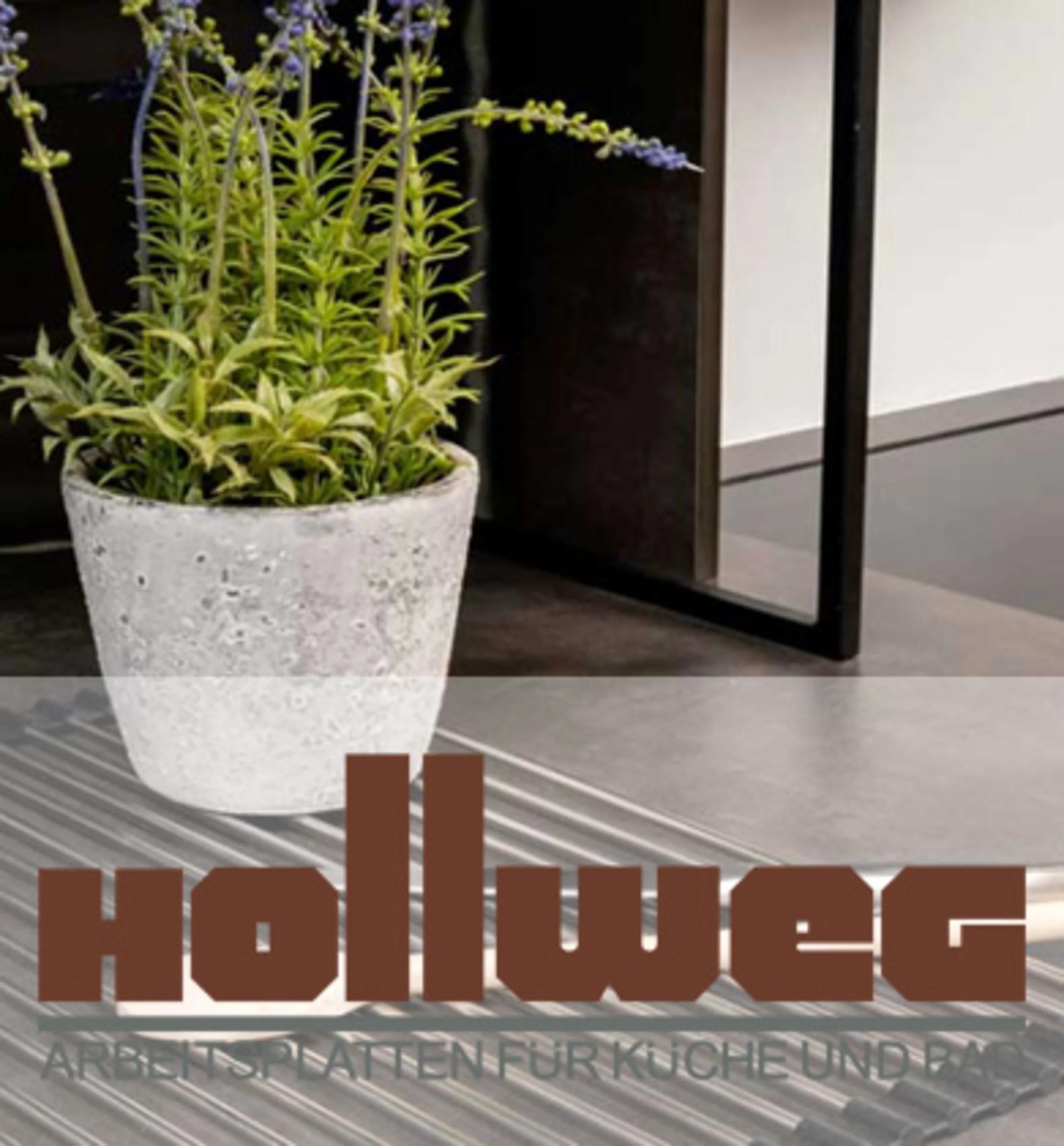 Pflanzer mit einer Topfpflanze auf dem Boden