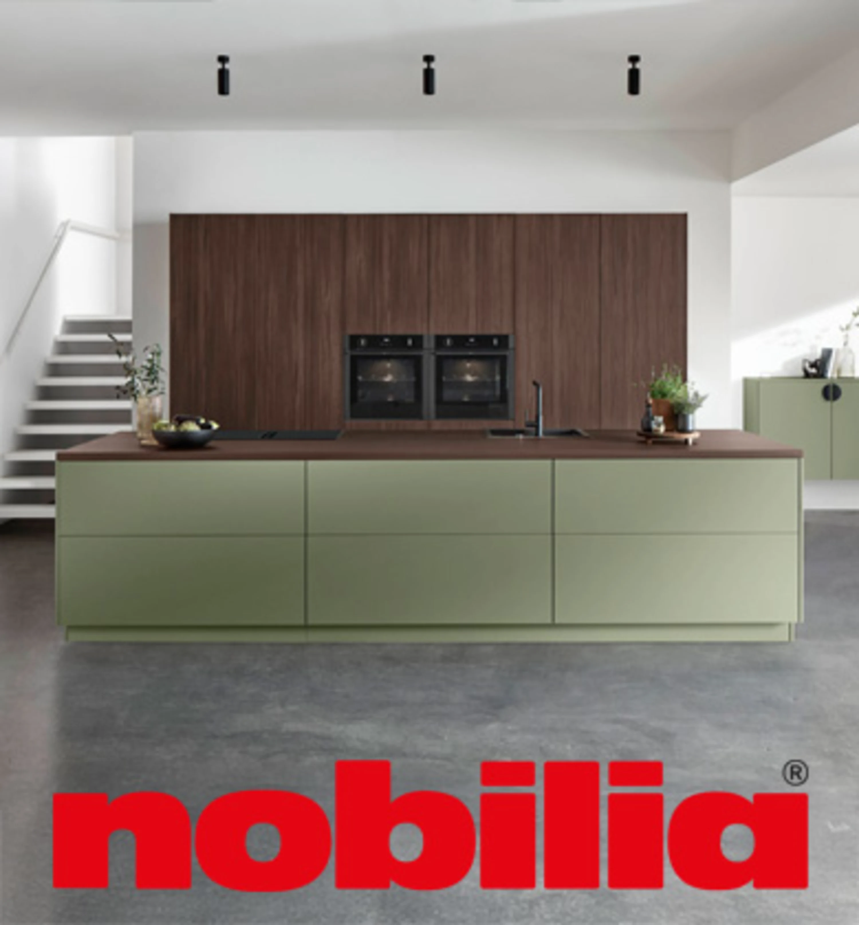 Küche mit grünem Tresen und rotem Firmenlogo auf dem Tresen