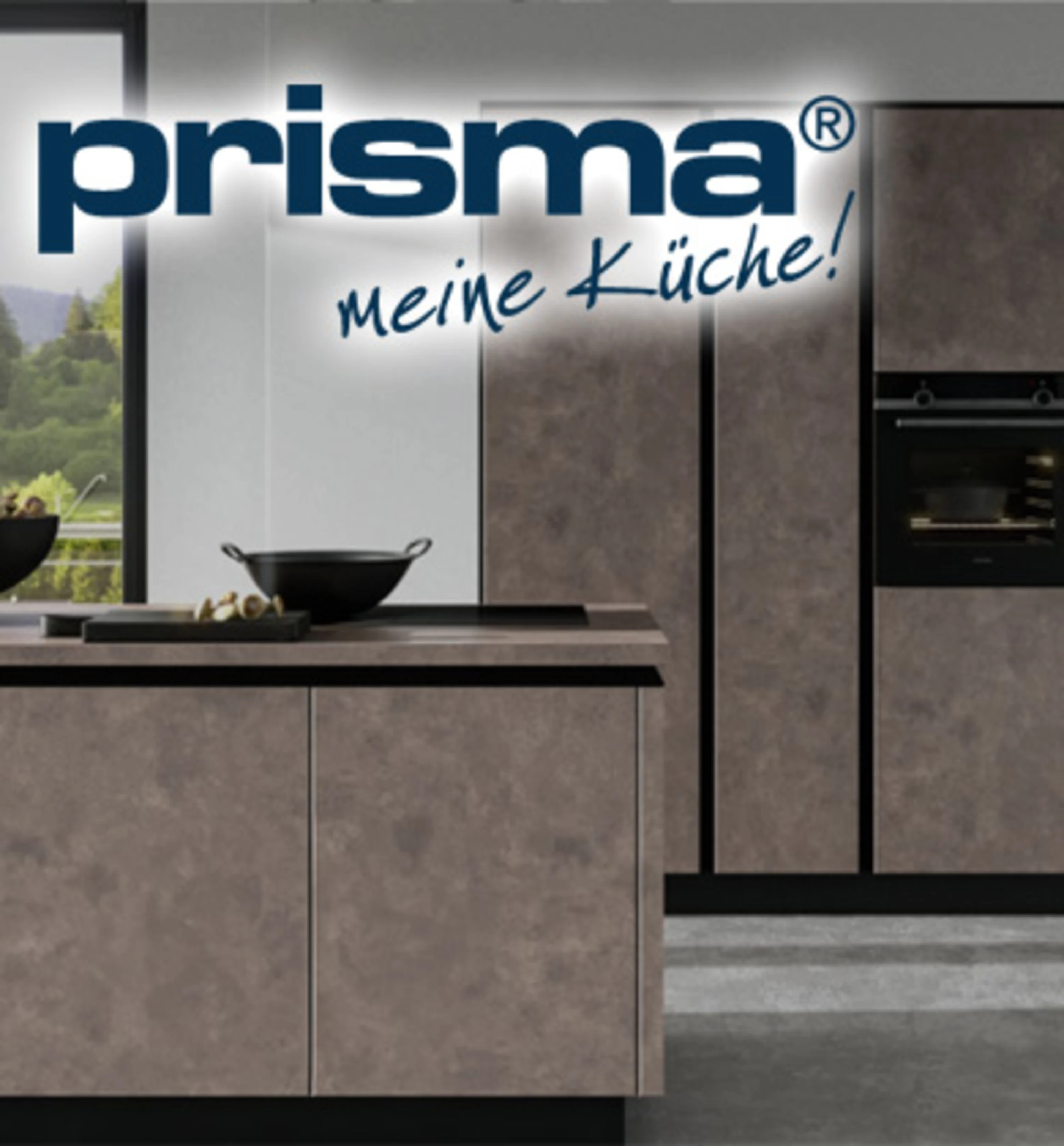 Küche mit einem großen Fenster und einem großen Fenster