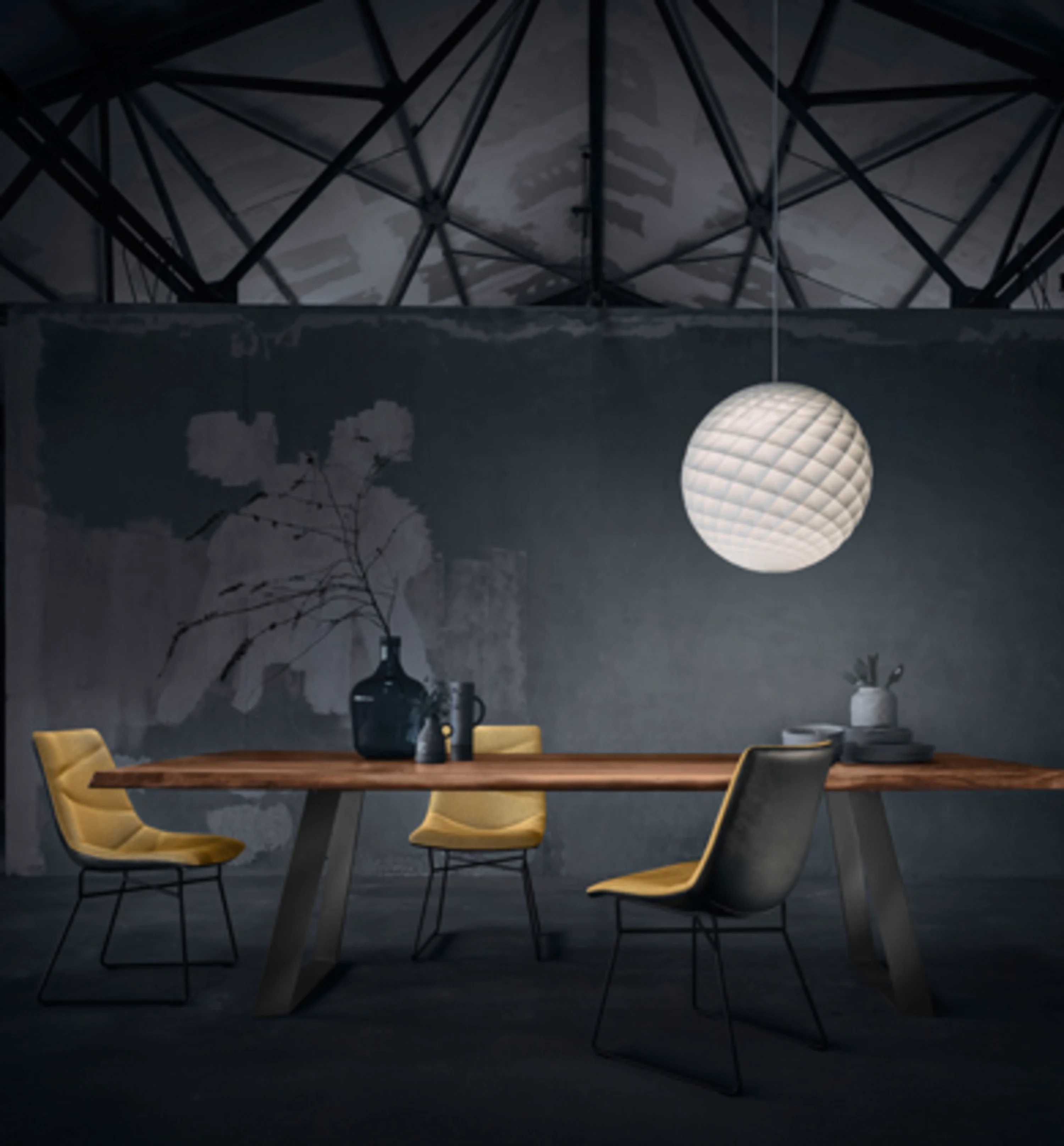 Tisch mit zwei Stühlen und einer Lampe