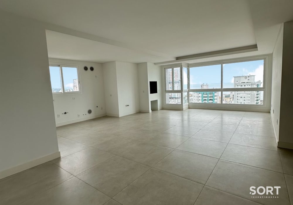 Amplo Apartamento no Edifício Residencial Camboas