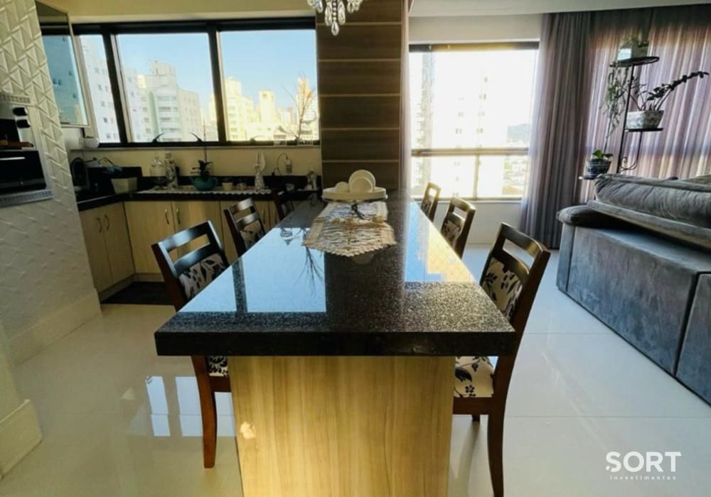 Mesa Apartamento no Residencial Merithamon