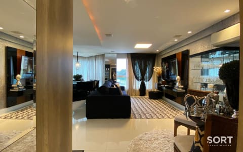 Amplo Apartamento no Edifício Opera Plaza