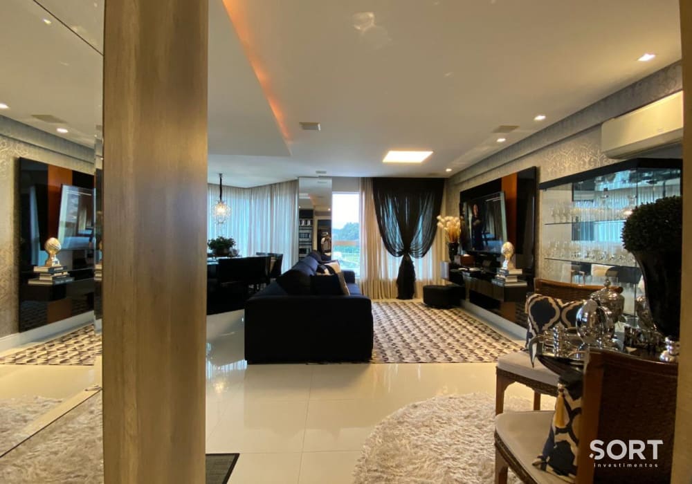 Amplo Apartamento no Edifício Opera Plaza