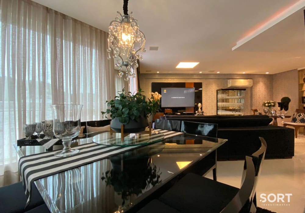Mesa Apartamento no Edifício Opera Plaza