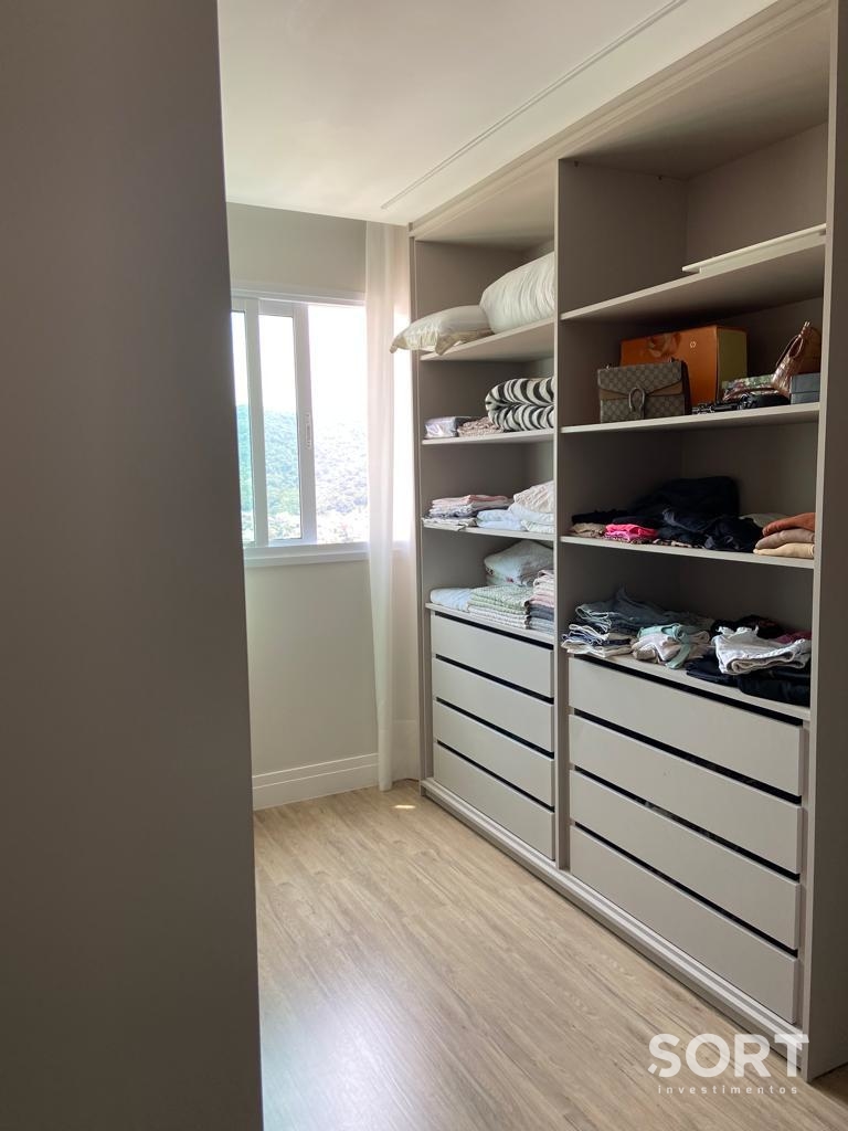 Closet Suíte Master Apartamento Vista Mar para Locação no Edifício Falcon Tower