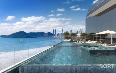 Piscina Titanium Tower