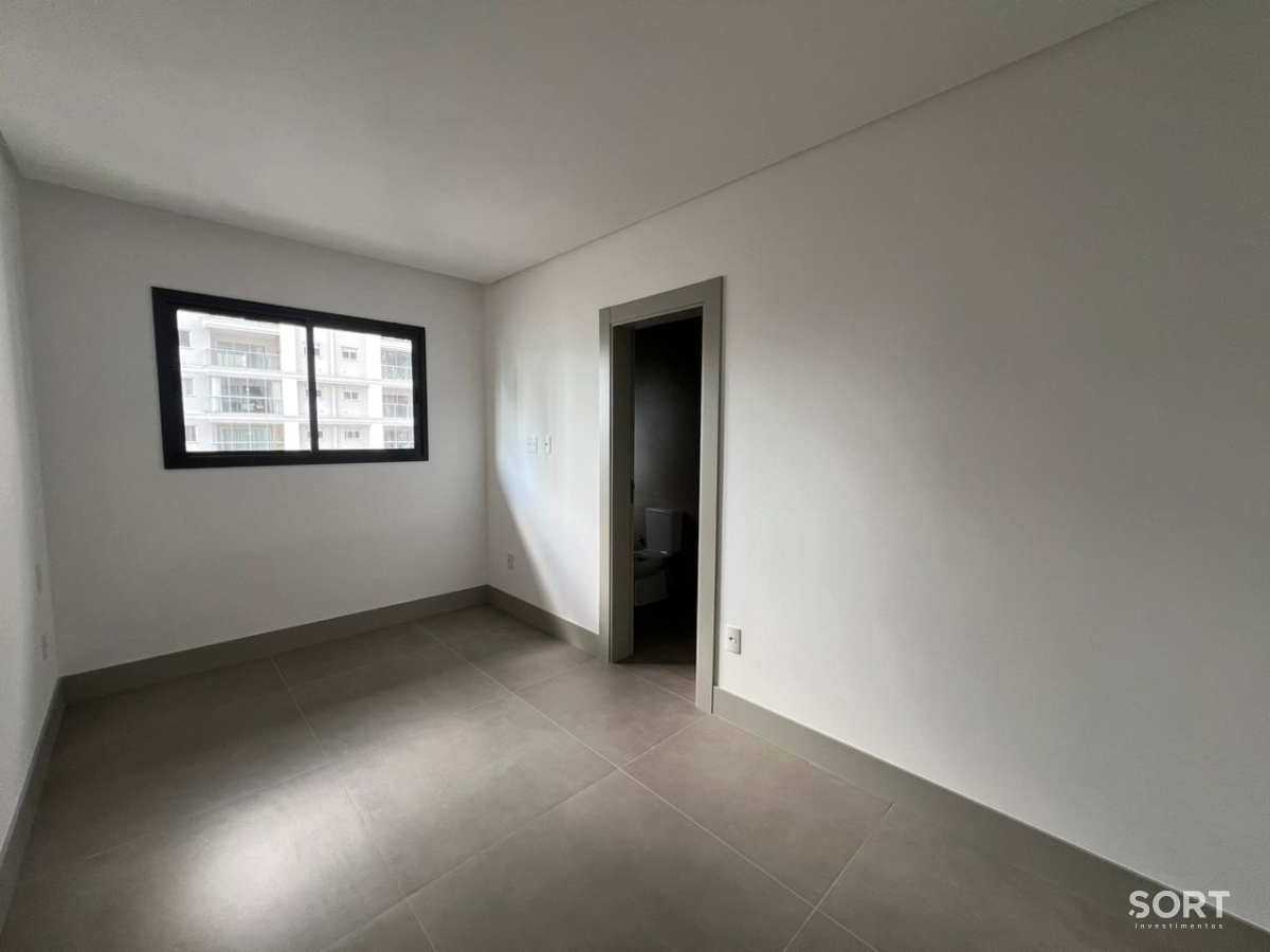 Apartamento na Barra Norte Edifício Empire