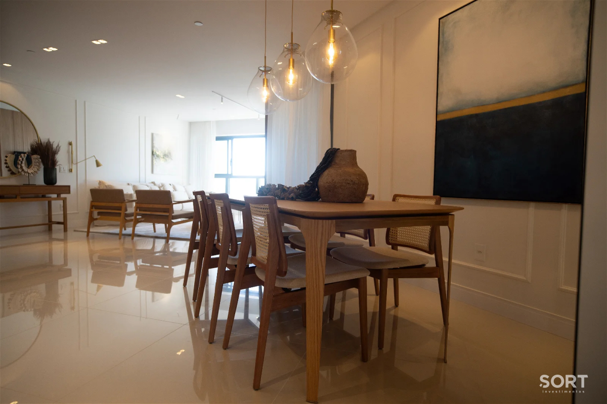 Mesa de Jantar Apartamento Decorado no Edifício New York Apartaments