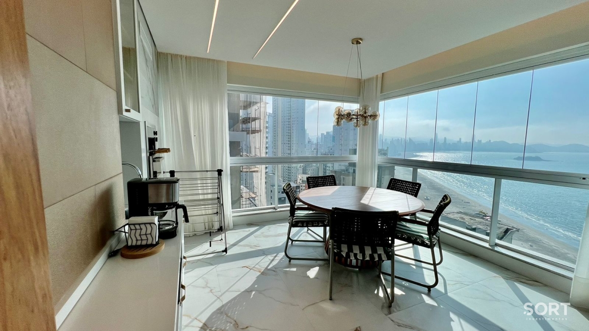 Amplo Apartamento Quadra Mar no Edifício Luar Biasa